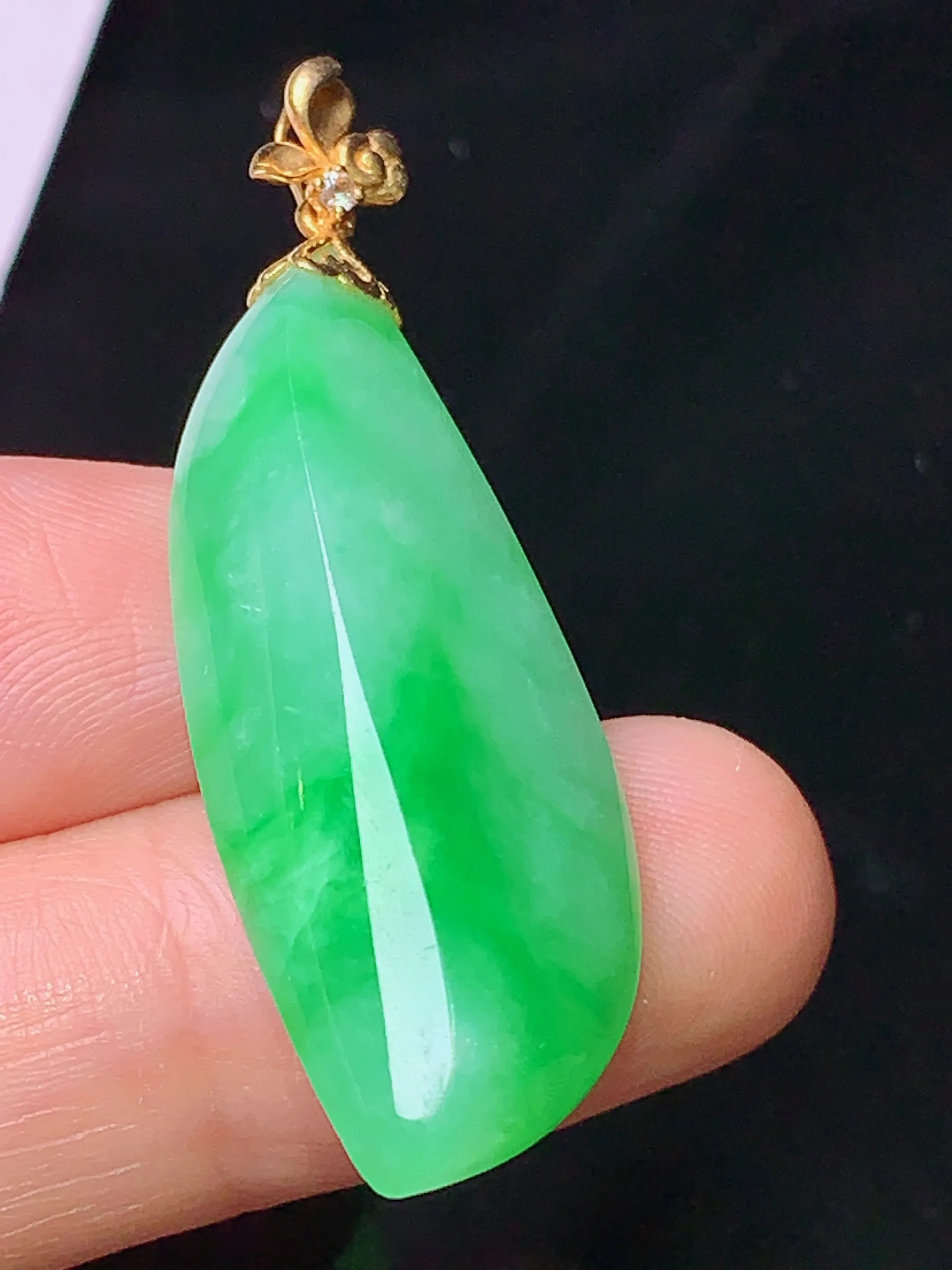 18k金镶嵌翠绿随形吊坠 玉质细腻 色泽清新艳丽 整体尺寸43.8*14.5*7.6