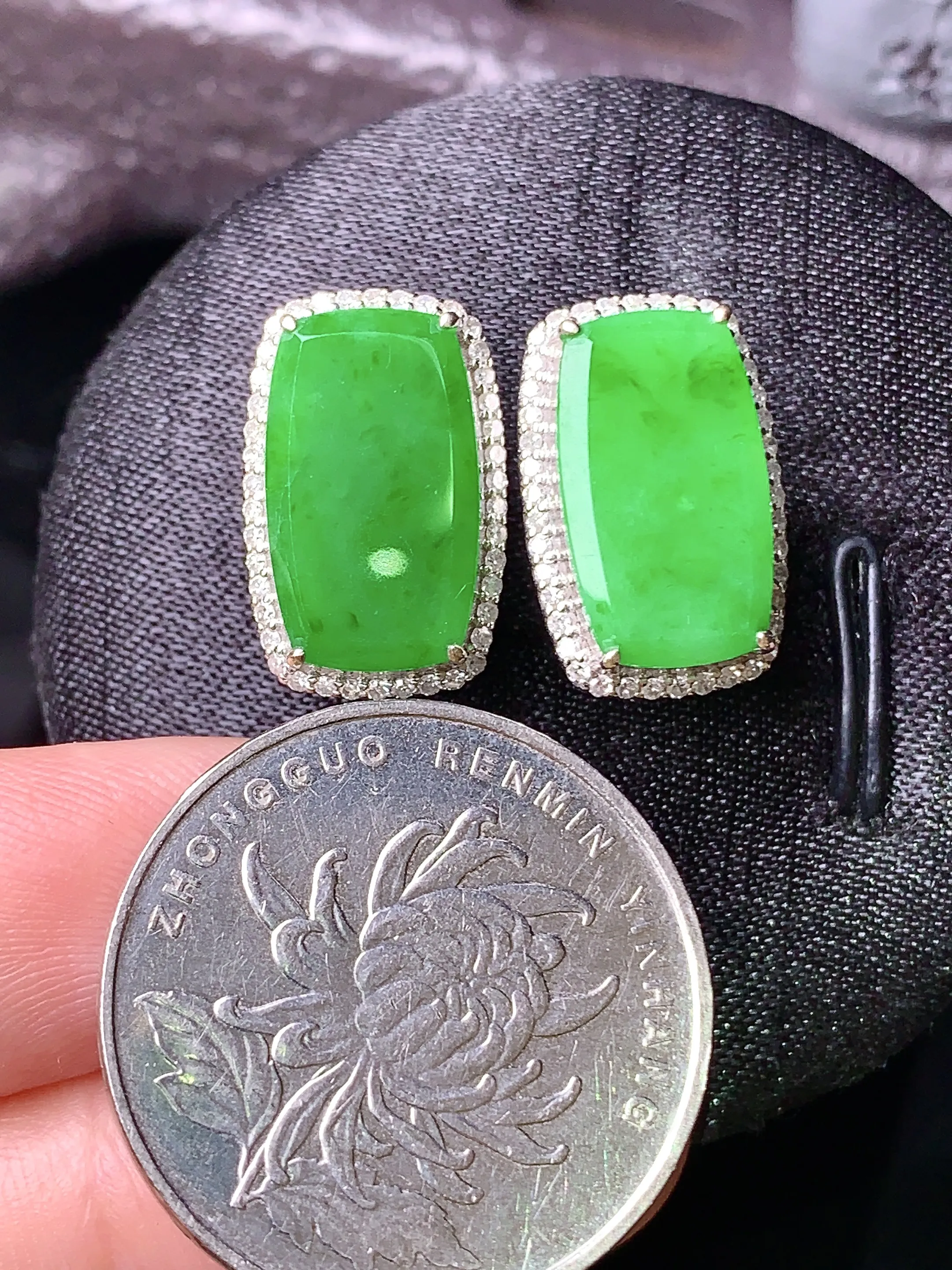 18k金钻镶嵌翠绿无事牌耳钉 玉质细腻 色泽清新艳丽 整体尺寸17.3*11.2*3.8