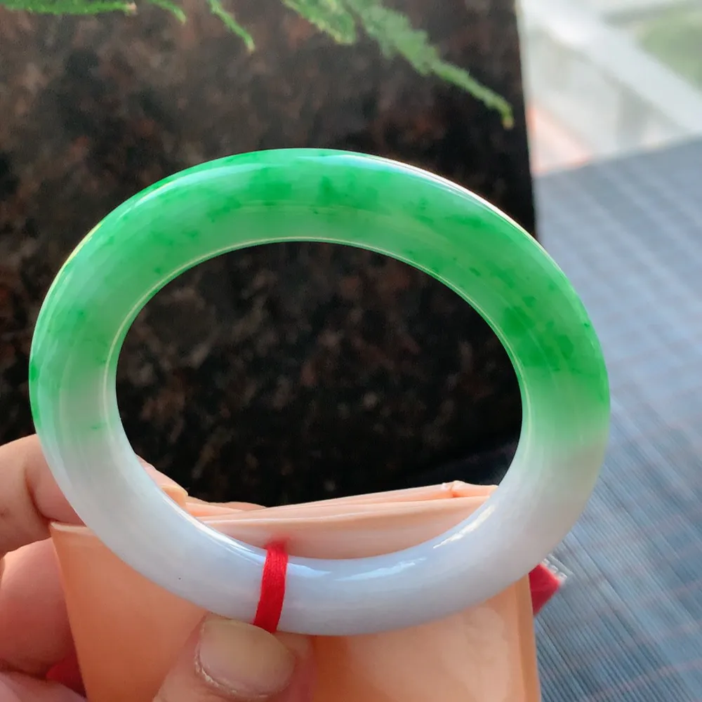 圆条一大节阳绿 无瑕 尺寸:56.5/11.1 色好