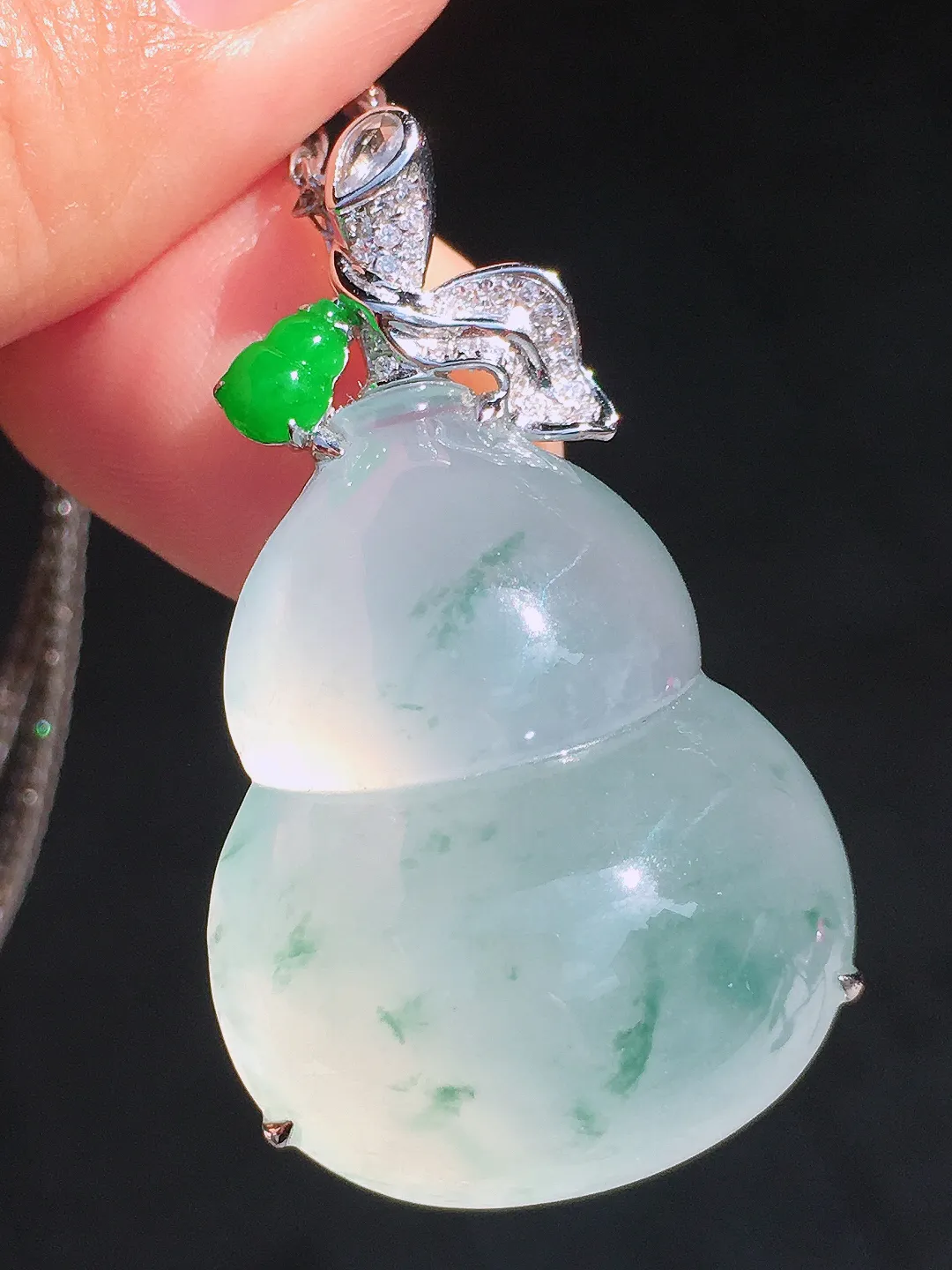 飘花葫芦吊坠，色泽艳丽，玉质细腻，荧光感超
强，饱满圆润，尽显优雅气质，18k
金豪华镶嵌