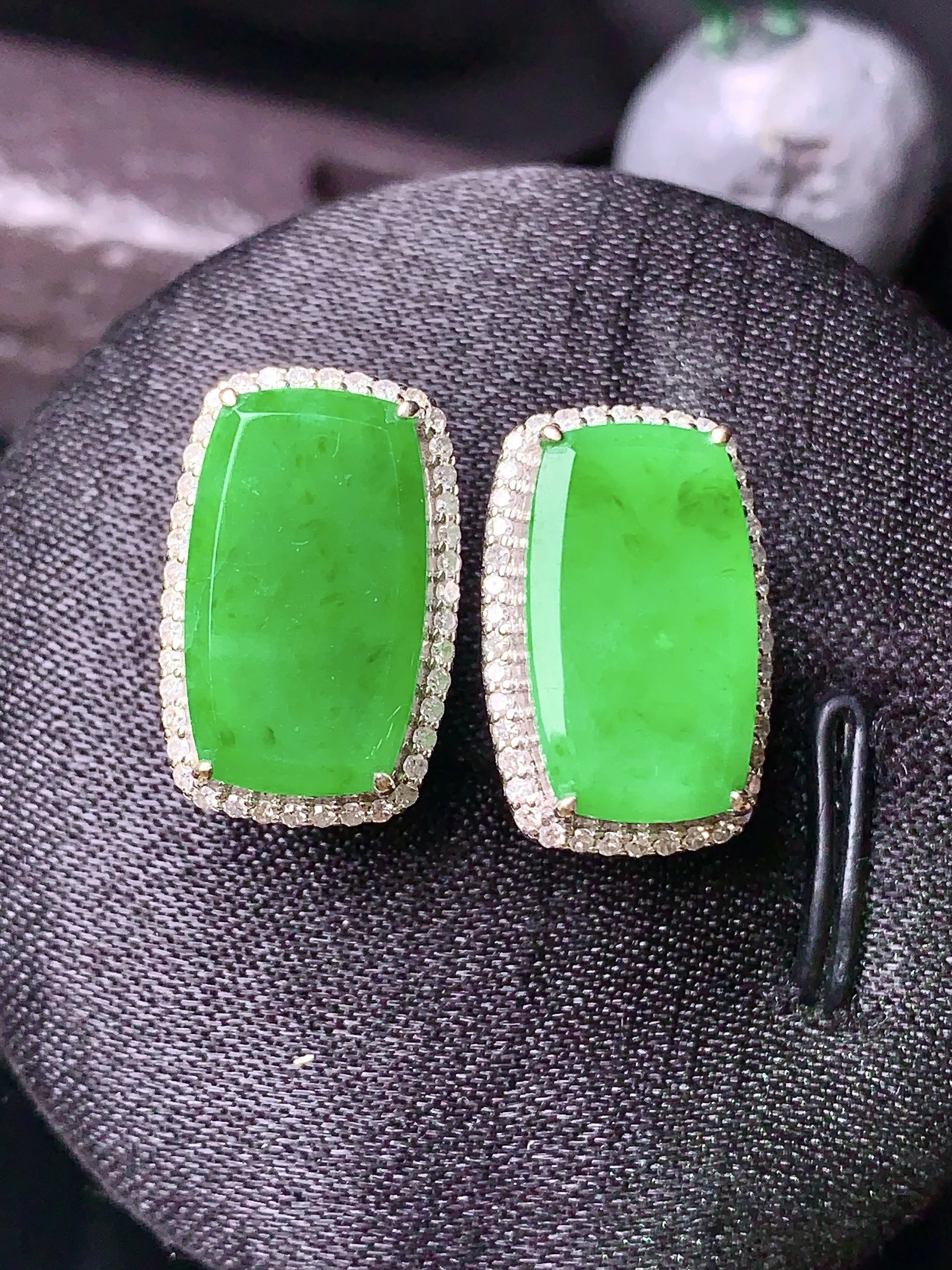 18k金钻镶嵌翠绿无事牌耳钉 玉质细腻 色泽清新艳丽 整体尺寸17.3*11.2*3.8