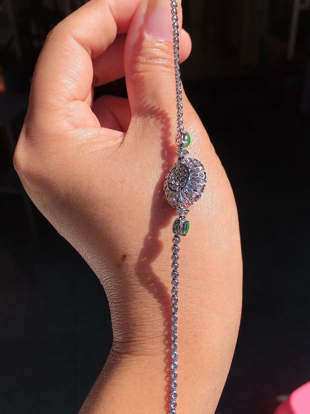 紫罗兰蛋面手链，色泽均匀艳丽，玉质细腻，荧光感超
强，饱满圆润，尽显优雅气质，18k
金豪华镶嵌