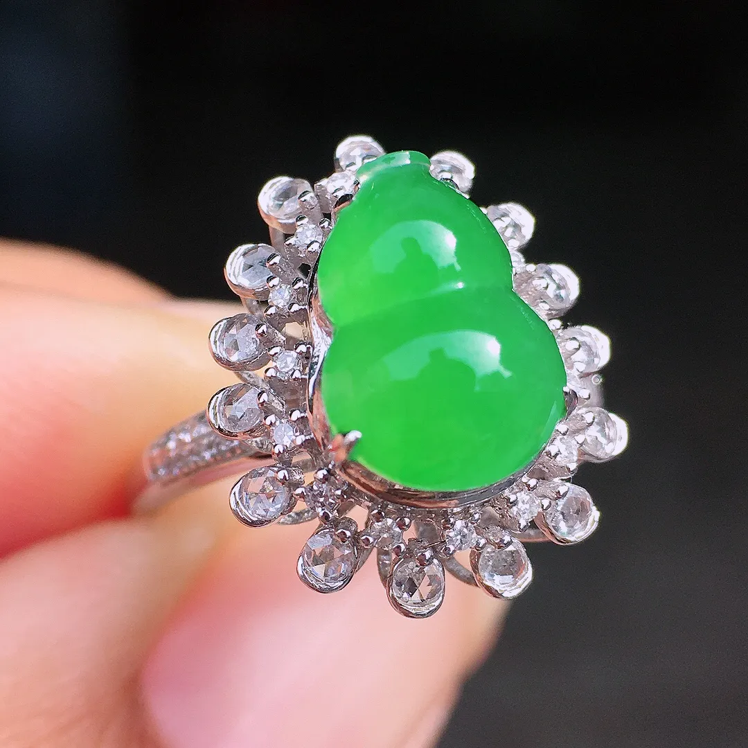 阳绿葫芦戒指，色泽均匀艳丽，玉质细腻，荧光感超
强，饱满圆润，尽显优雅气质，18k
金豪华镶嵌