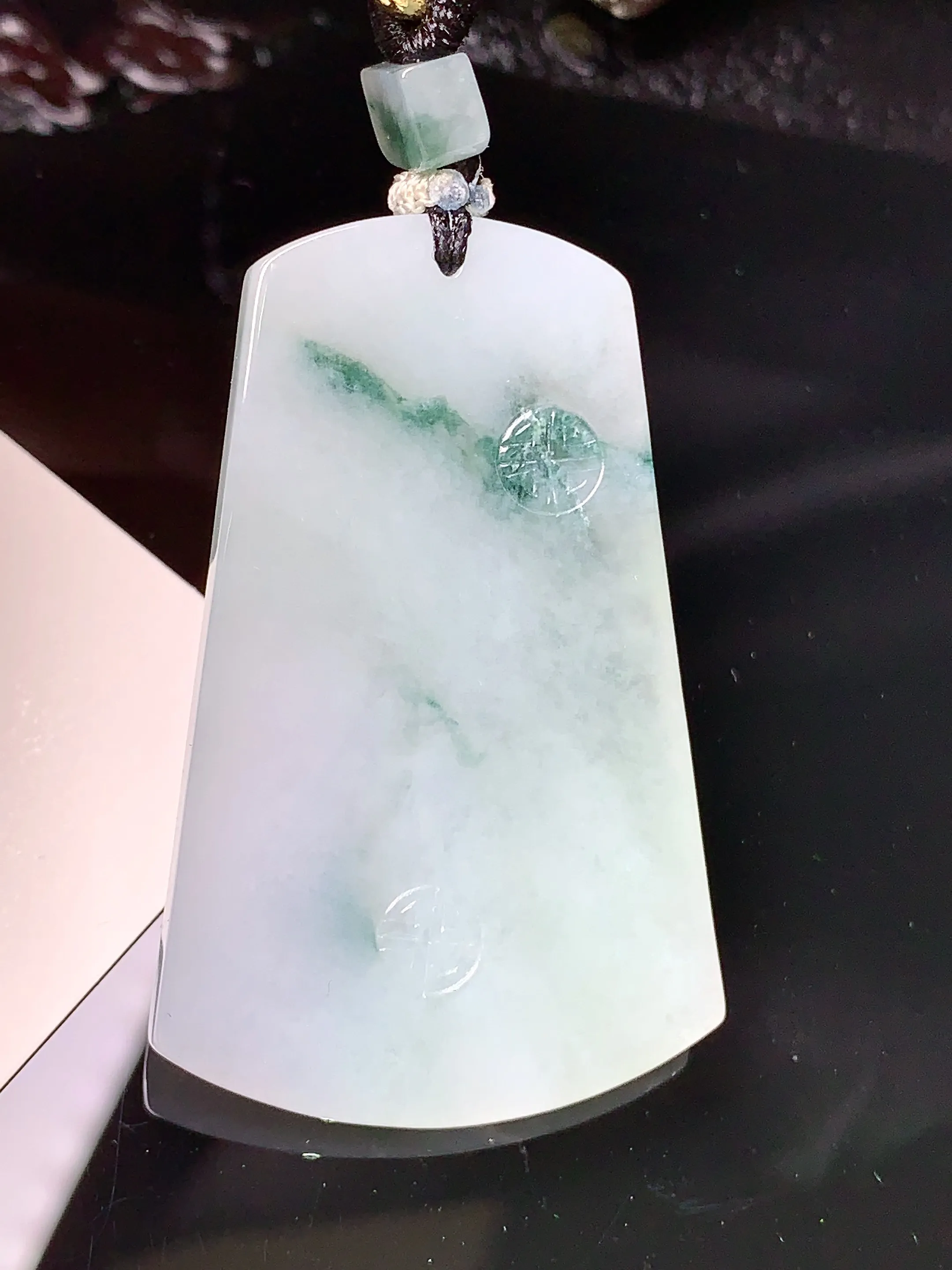 飘绿无事牌吊坠 玉质细腻 色泽清新艳丽 整体尺寸48.3*31.2*4