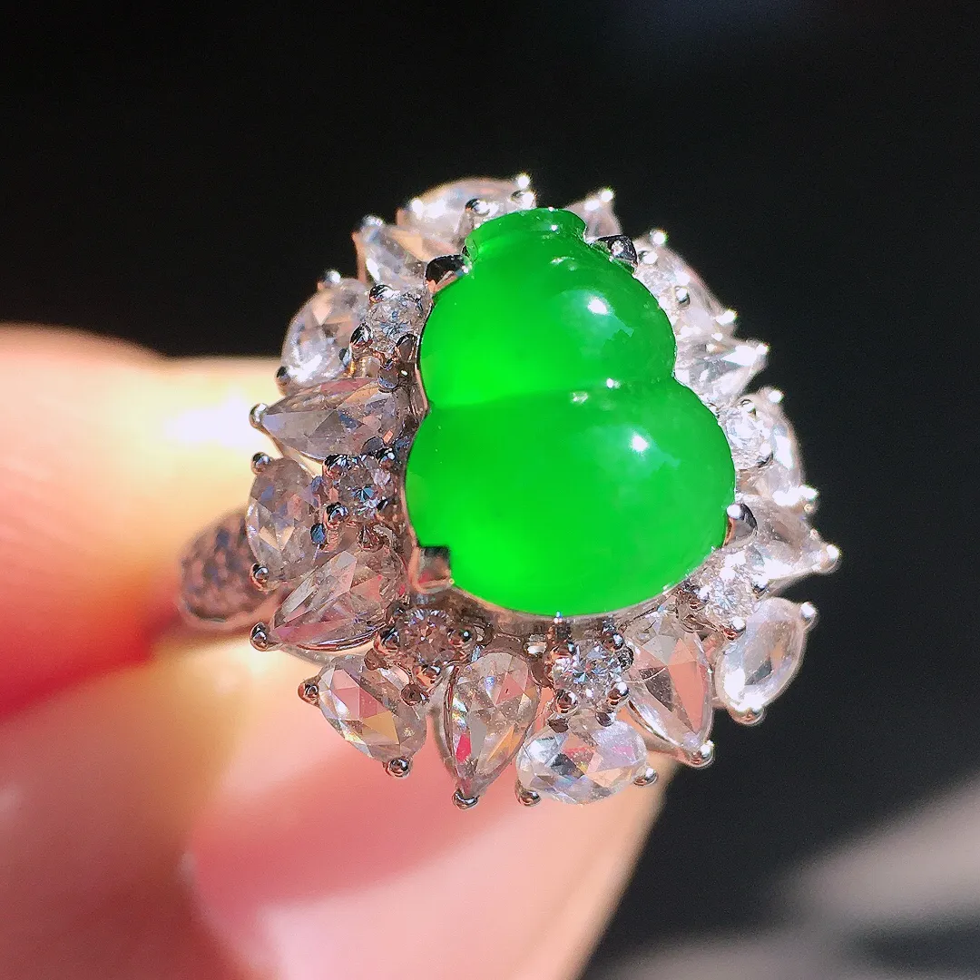 阳绿葫芦戒指，色泽均匀艳丽，玉质细腻，荧光感超
强，饱满圆润，尽显优雅气质，18k
金豪华镶嵌