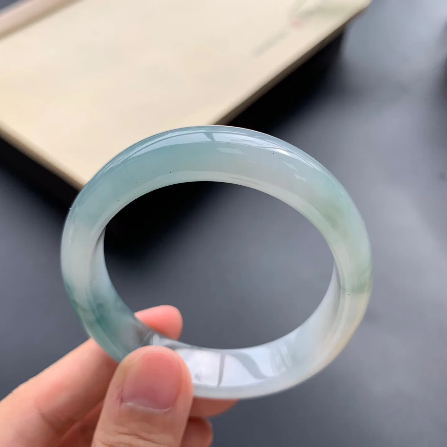 54圈口油底贵妃手镯 尺寸：54-48.3-12.3-7，无纹裂，细腻光滑，水润起胶