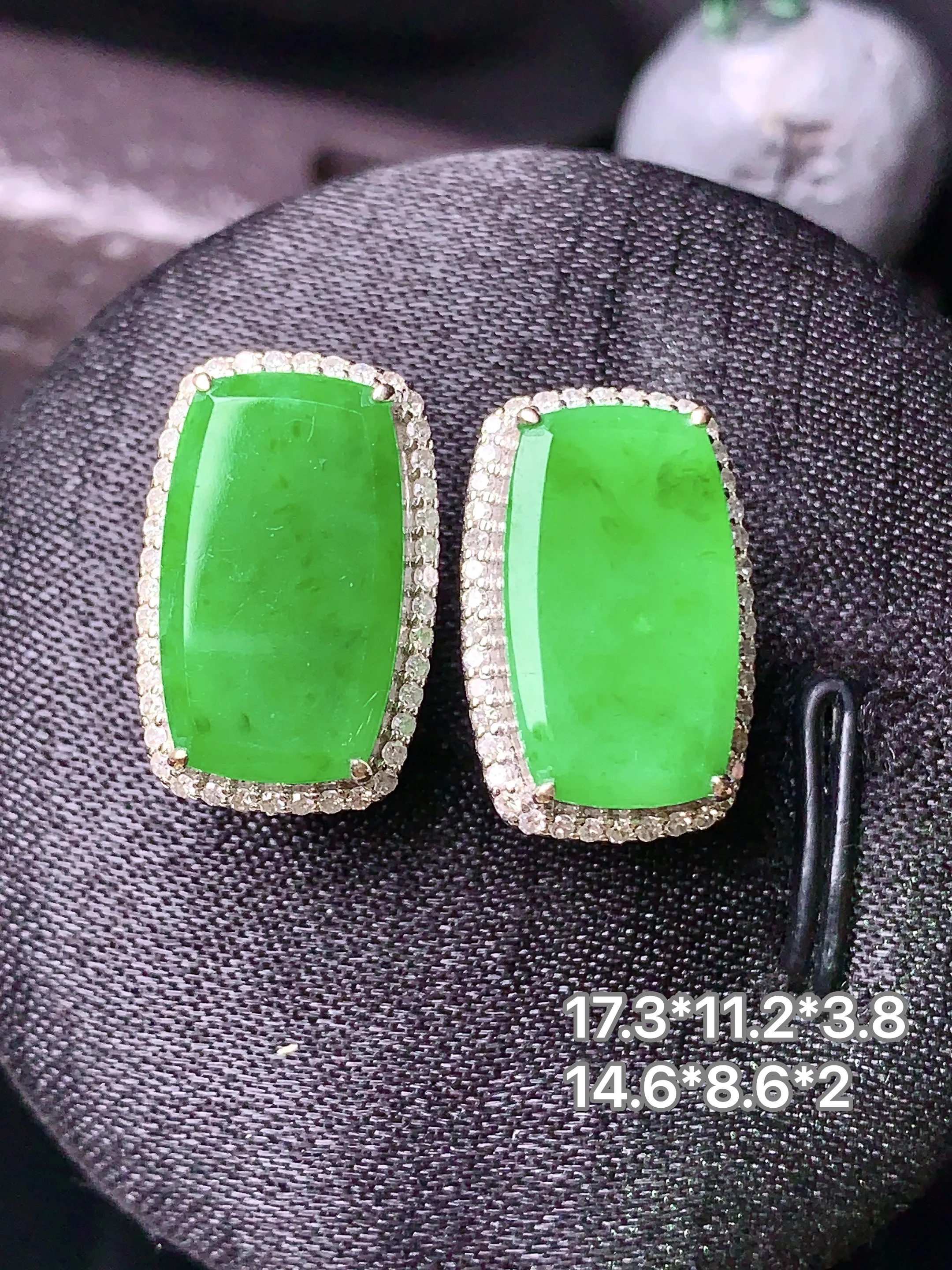 18k金钻镶嵌翠绿无事牌耳钉 玉质细腻 色泽清新艳丽 整体尺寸17.3*11.2*3.8