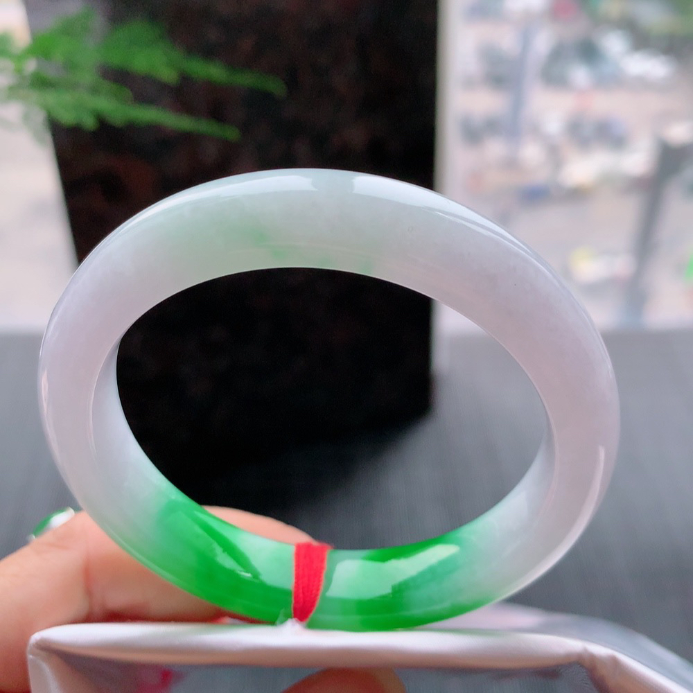 正圈一大节阳绿 无瑕 尺寸:54.2/11.7/8.4 色阳