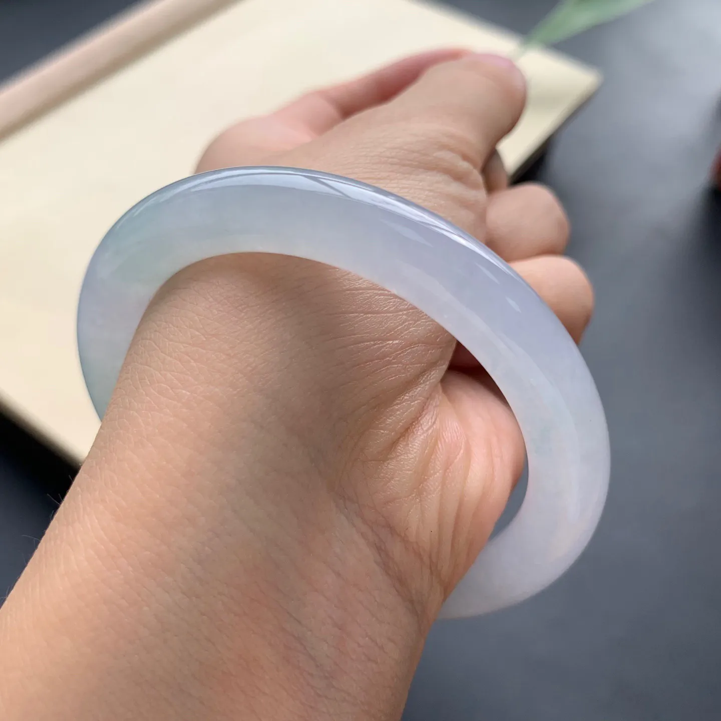 54圈口冰种圆条手镯 尺寸：54-9-8.8，无纹裂，水润饱满，胶感十足