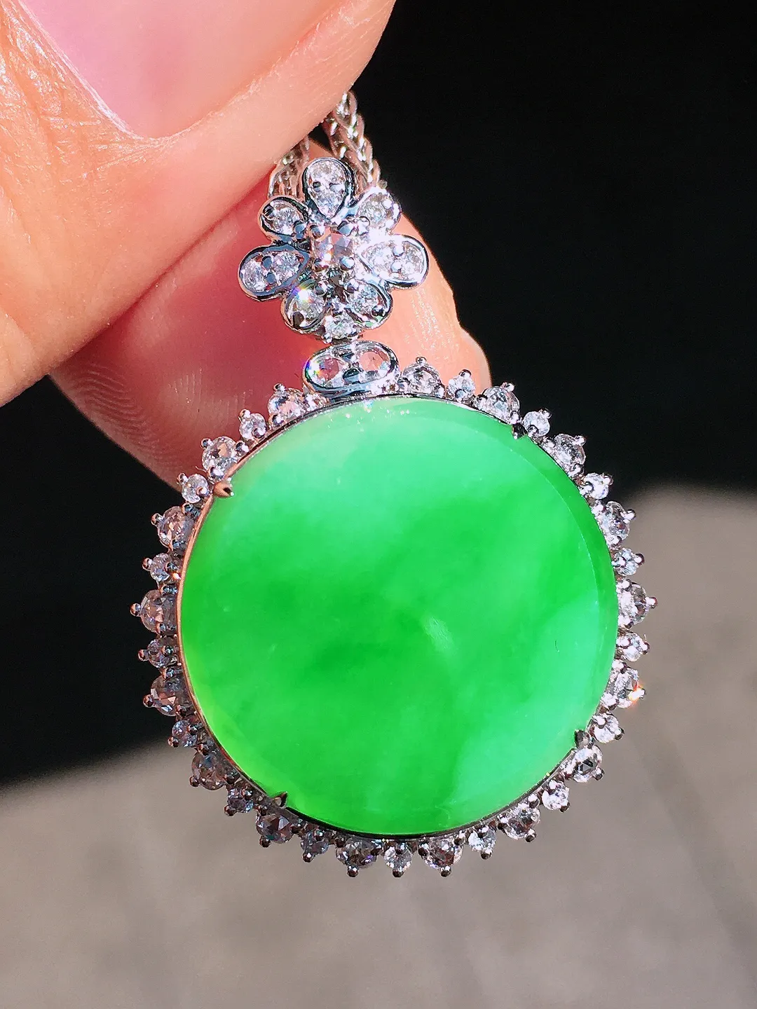 阳绿平安扣吊坠，色泽均匀艳丽，玉质细腻，荧光感超
强，饱满圆润，尽显优雅气质，18k
金豪华镶嵌