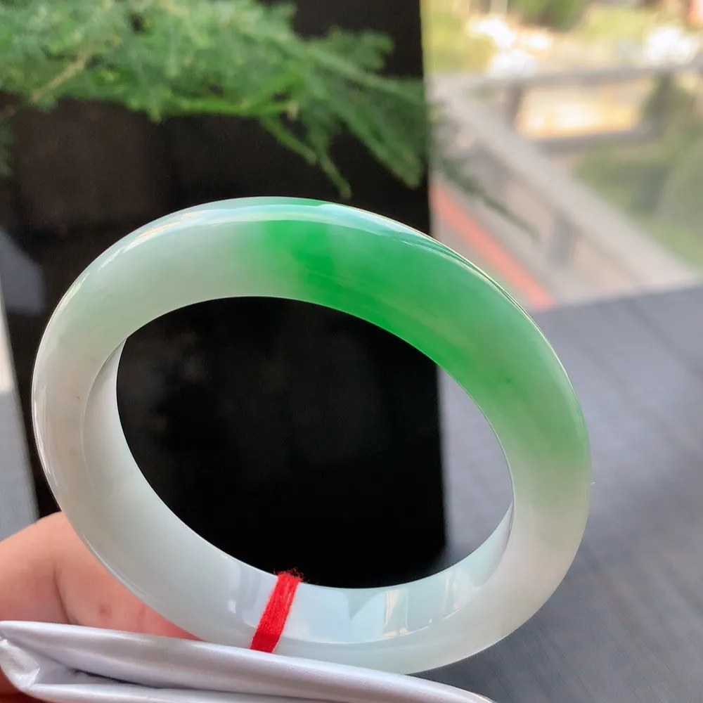 正圈冰糯阳绿 无瑕 尺寸:55.9/12.6/9 色好