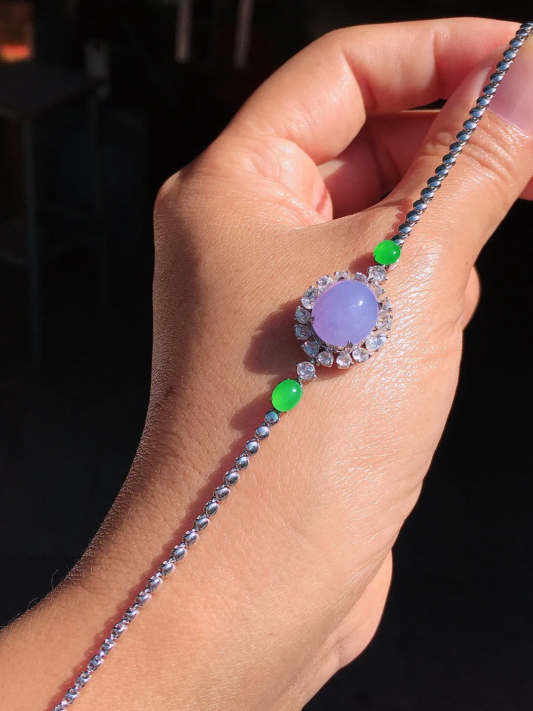 紫罗兰蛋面手链，色泽均匀艳丽，玉质细腻，荧光感超
强，饱满圆润，尽显优雅气质，18k
金豪华镶嵌