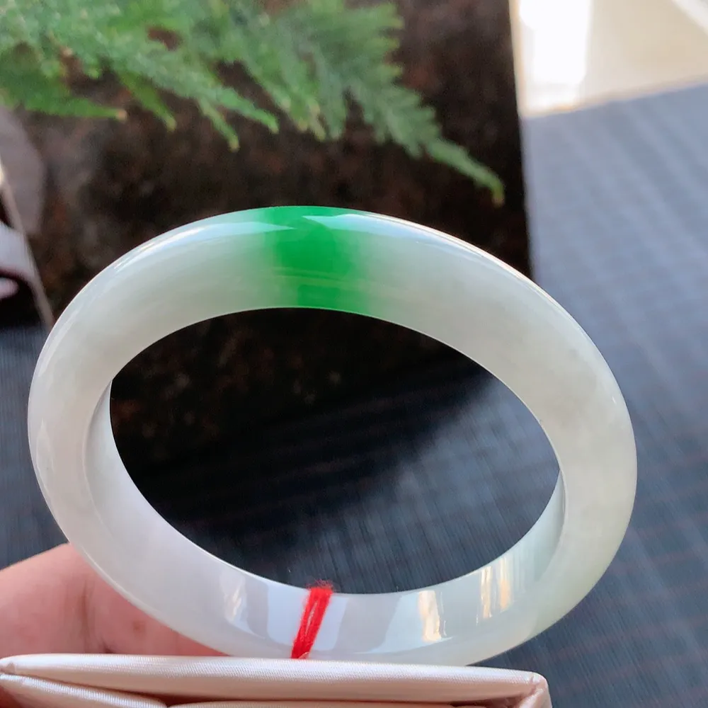 正圈冰糯阳绿 微棉纹 尺寸:61.1/12.1/8.8 大圈口