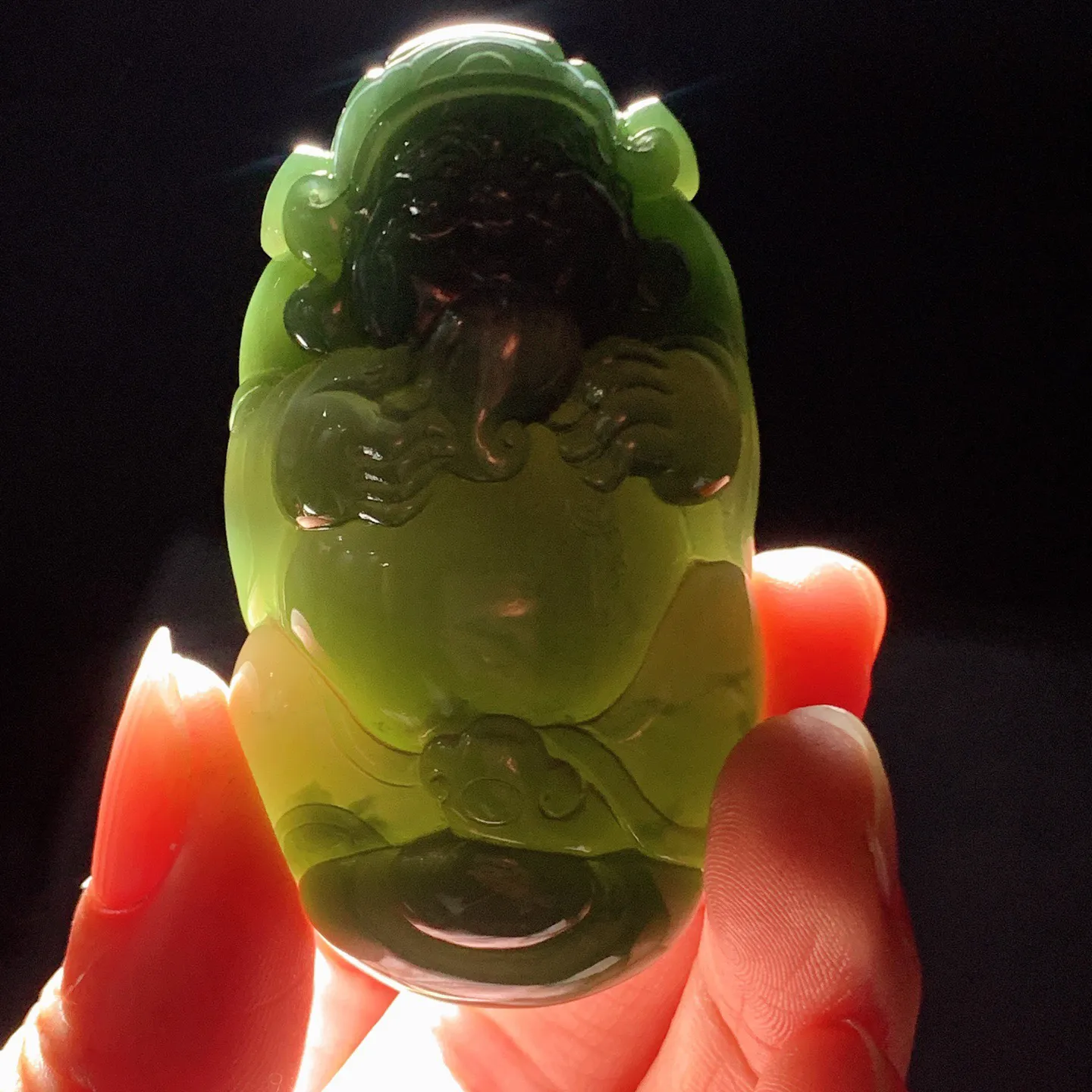 和田玉菠菜绿猫眼俄罗斯碧玉财神爷把件。尺寸58/33/18重60克。玉质细腻油润。手推出油。佩戴高端典雅。lt251114