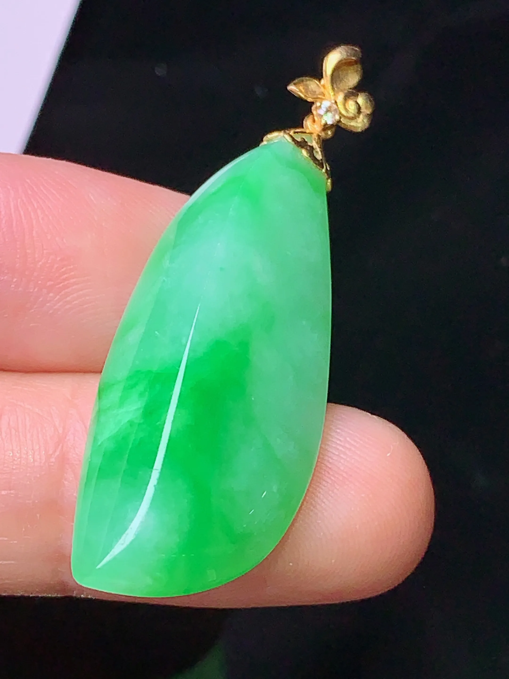 18k金镶嵌翠绿随形吊坠 玉质细腻 色泽清新艳丽 整体尺寸43.8*14.5*7.6