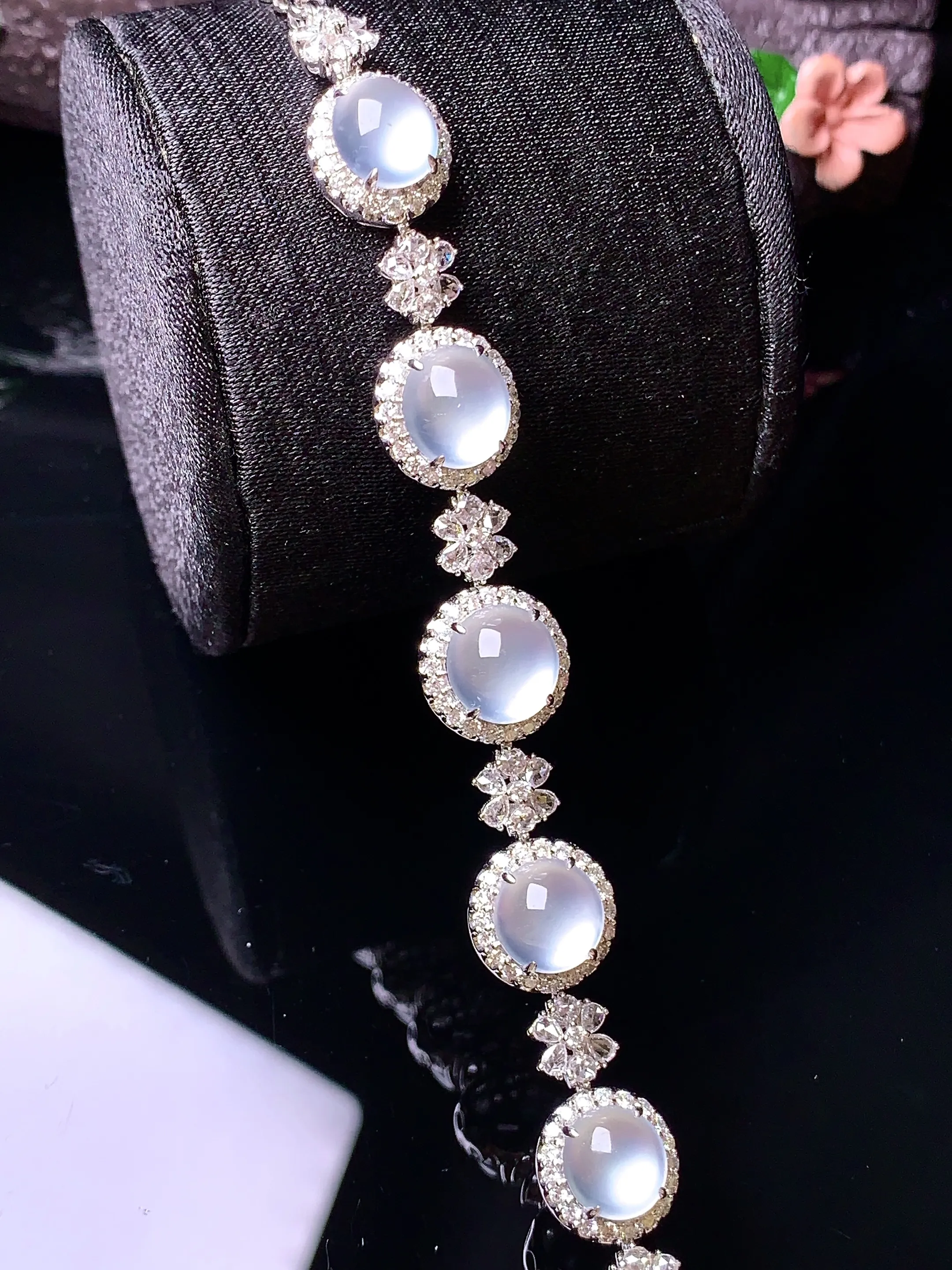 18k金钻镶嵌冰种蛋面手链 玉质细腻 色泽清新艳丽 整体尺寸96.6*11*8.2