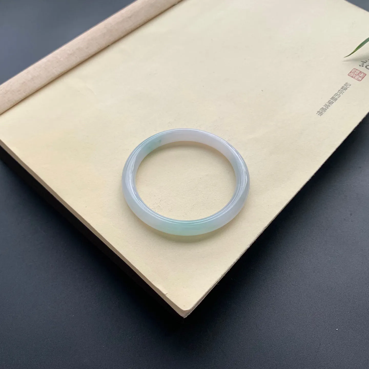 52圈口底色细糯圆条手镯 尺寸：52-8-7.2，无纹裂，细腻釉洁，清爽干净