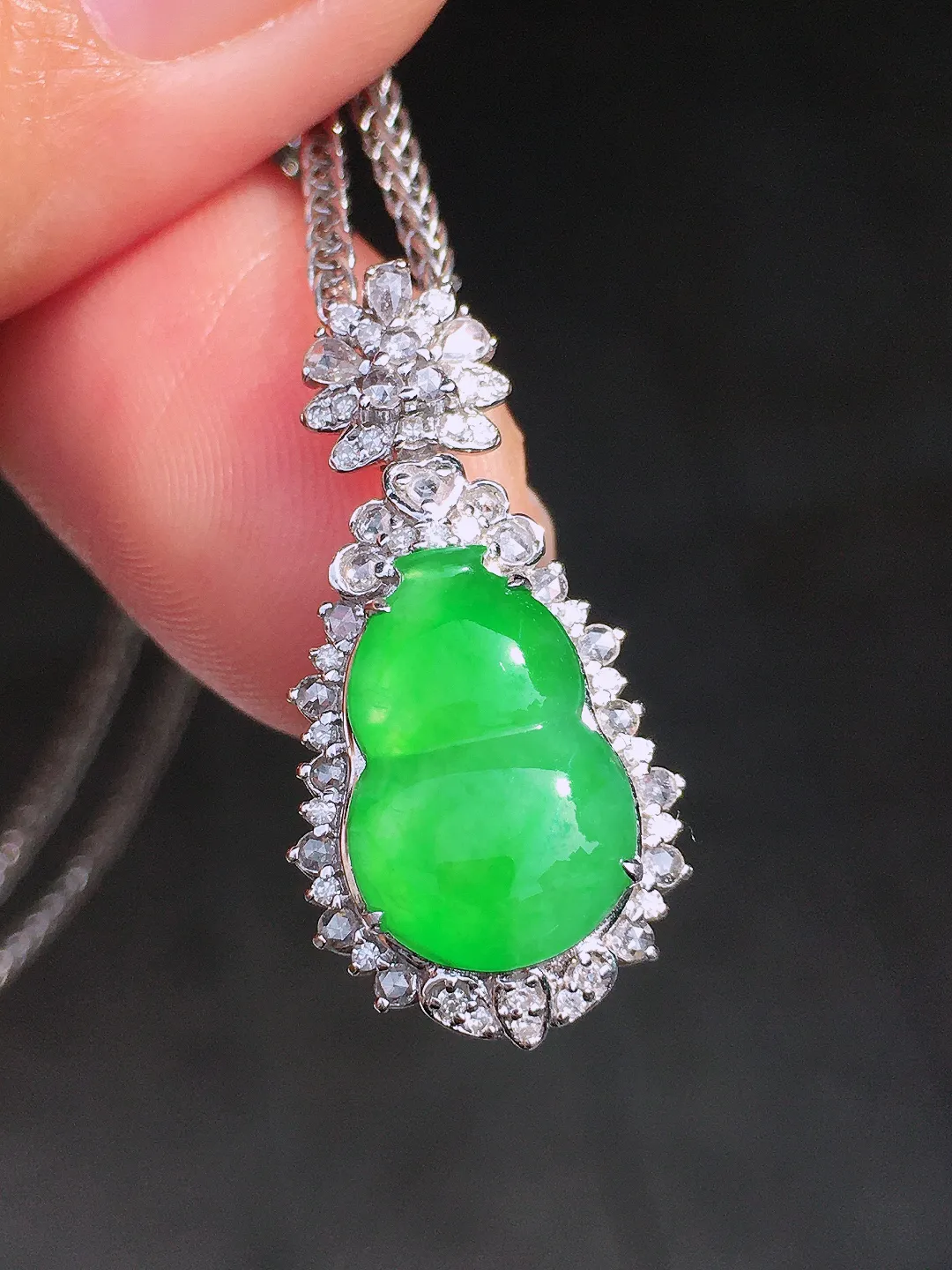 阳绿葫芦吊坠，色泽均匀艳丽，玉质细腻，荧光感超
强，饱满圆润，尽显优雅气质，18k
金豪华镶嵌