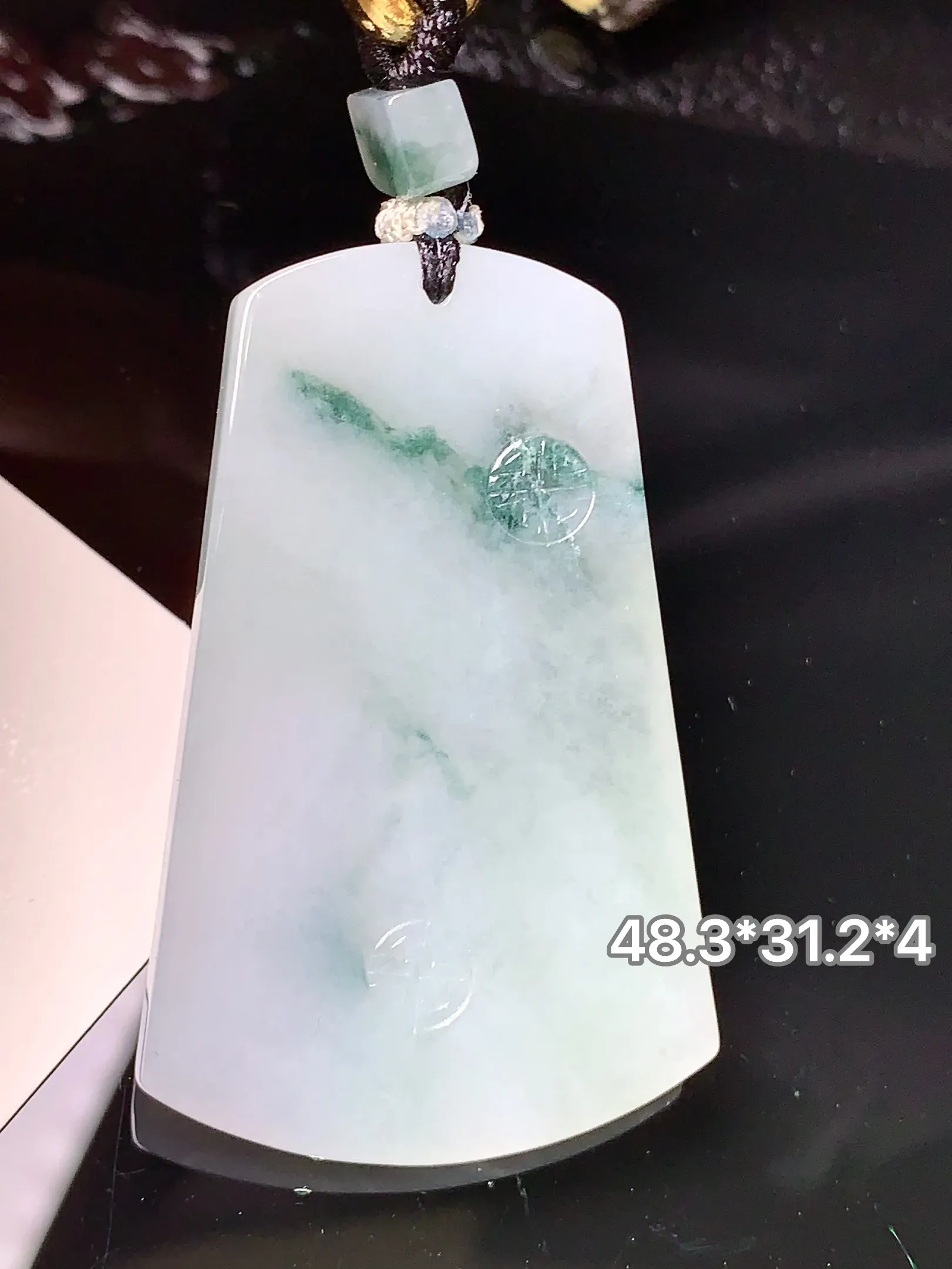 飘绿无事牌吊坠 玉质细腻 色泽清新艳丽 整体尺寸48.3*31.2*4