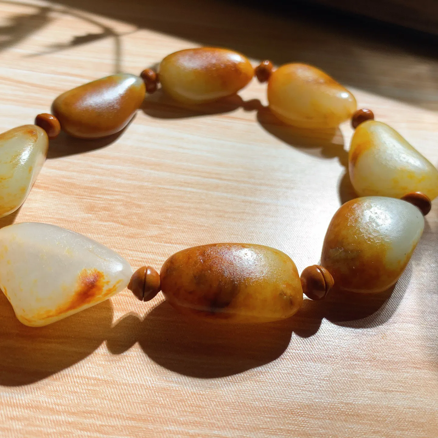 新疆和田玉籽料原石手串。单颗尺寸23/15/10重44.7克。玉质细腻油润。真籽真皮 ，手推出油。佩戴高端典雅。lt251114