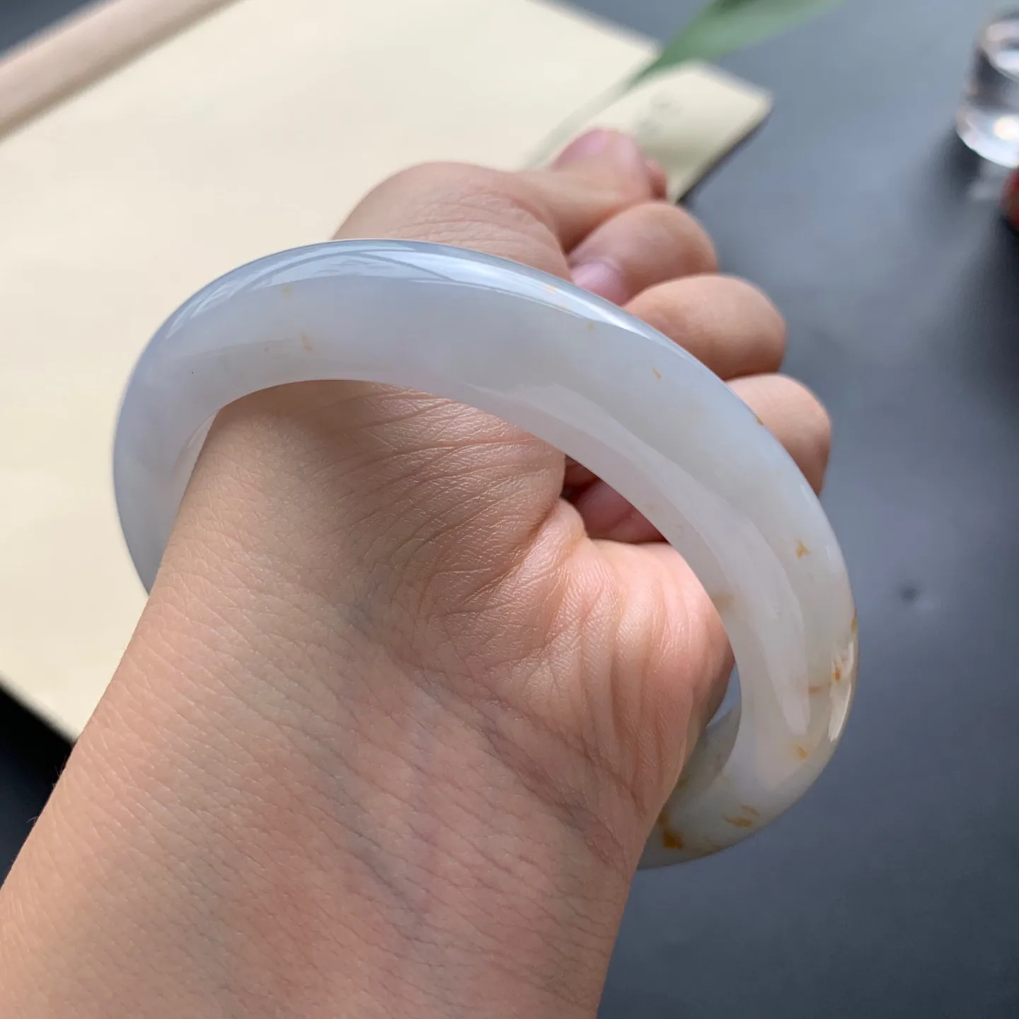 58.2圈囗飘黄翡正圈手镯 尺寸：58.2-12-8.8，无纹裂，细腻光滑，色泽亮丽