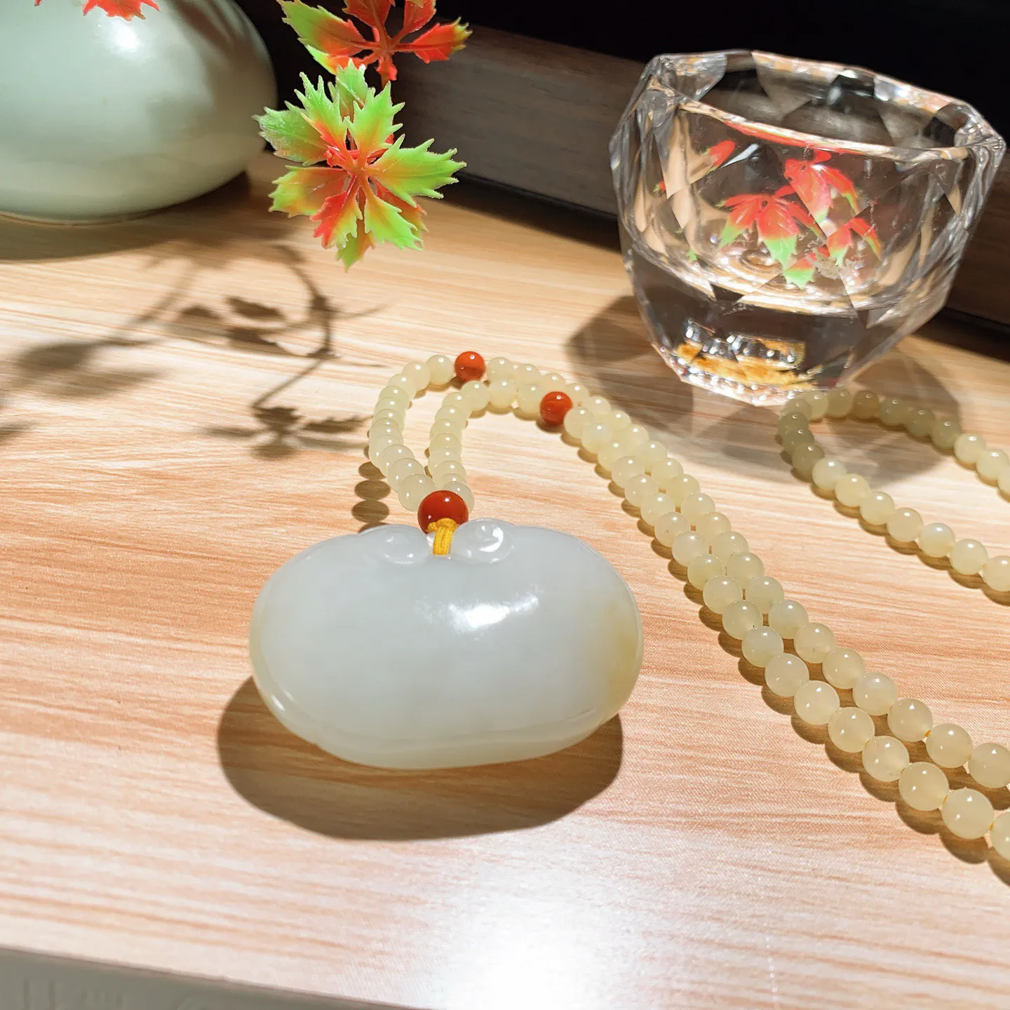 和田玉白玉糖料如意锁挂件。尺寸44/13重52.7克。玉质细腻油润。手推出油。佩戴高端典雅。lt251114