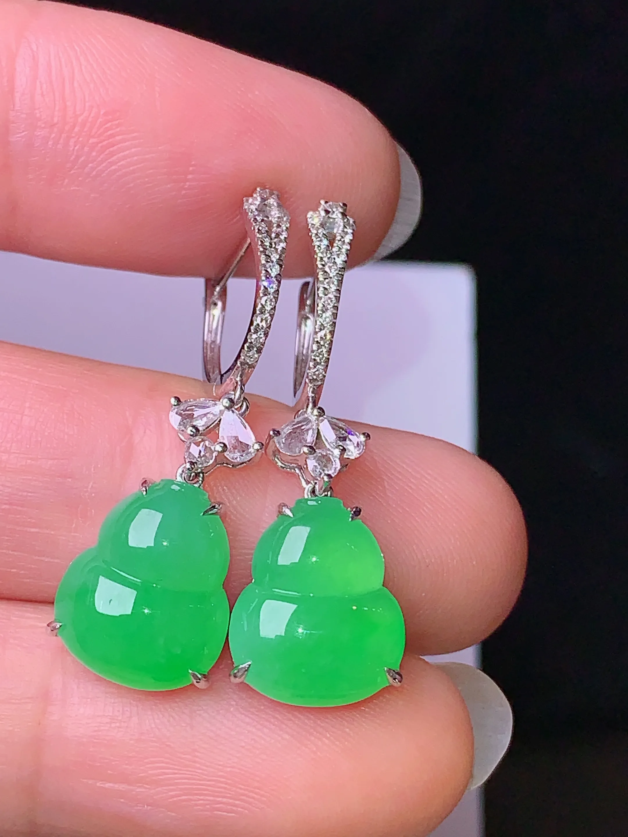 18k金钻镶嵌翠绿葫芦耳坠 玉质细腻 色泽清新艳丽 整体尺寸28.8*9.6*4.3