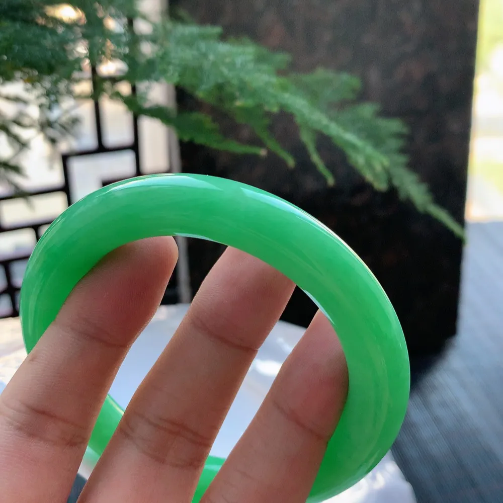 圆条满绿 无瑕 尺寸:56.1/10.9/10.6 满色