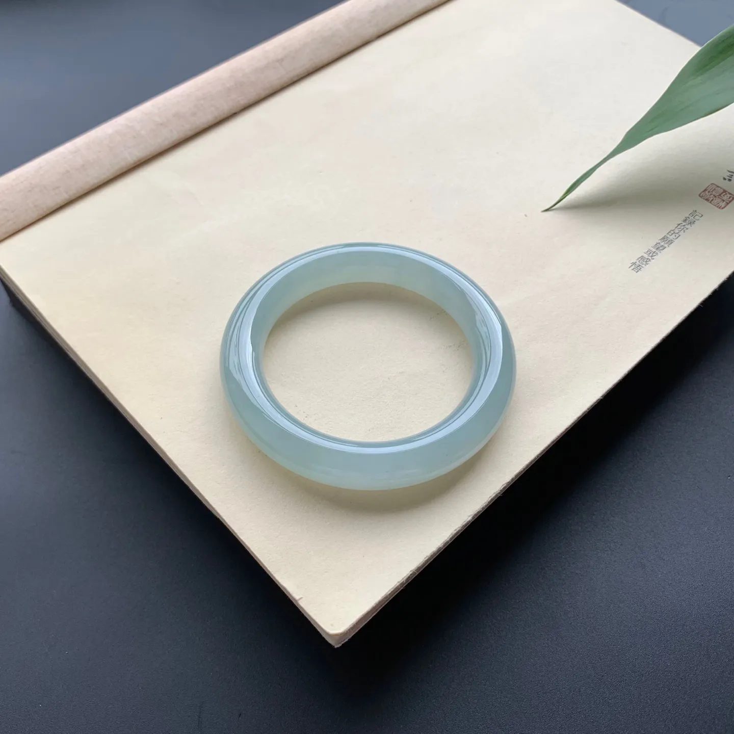 55.8圈口冰晴底圆条手镯 尺寸：55.8-11.8-11.2，水润饱满，胶感十足