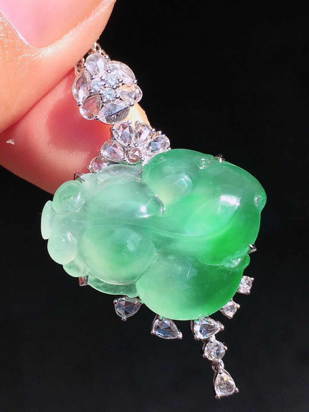 冰绿【年年有余】吊坠，色泽均匀艳丽，玉质细腻，荧光感超
强，饱满圆润，尽显优雅气质，18k
金豪华镶嵌