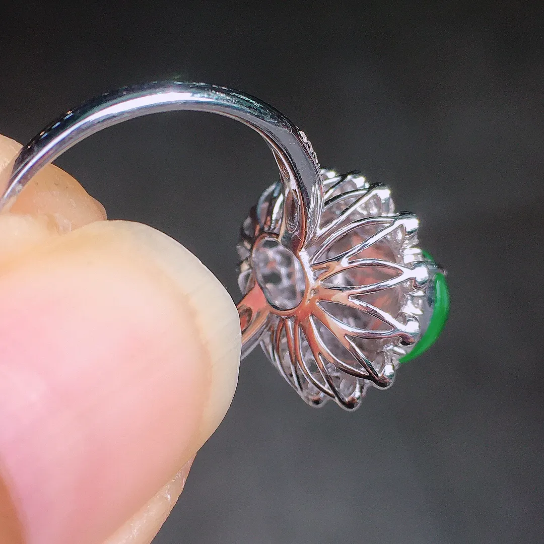 阳绿葫芦戒指，色泽均匀艳丽，玉质细腻，荧光感超
强，饱满圆润，尽显优雅气质，18k
金豪华镶嵌