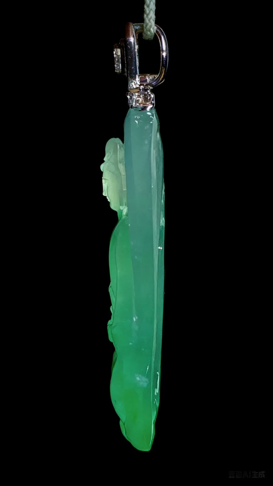 【观自在】，自在观音菩萨，
老蒋玉雕艺术作品，
裸石54-27-10mm，25.12g，
18K金，南非钻，