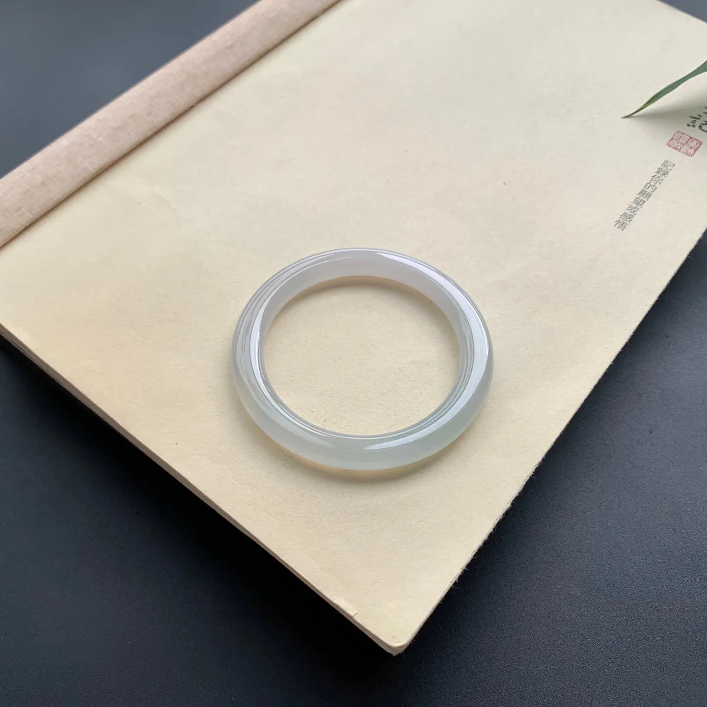 51.8圈口冰种圆条手镯 尺寸：51.8-6-8.5，无纹裂，水润透亮，胶感十足