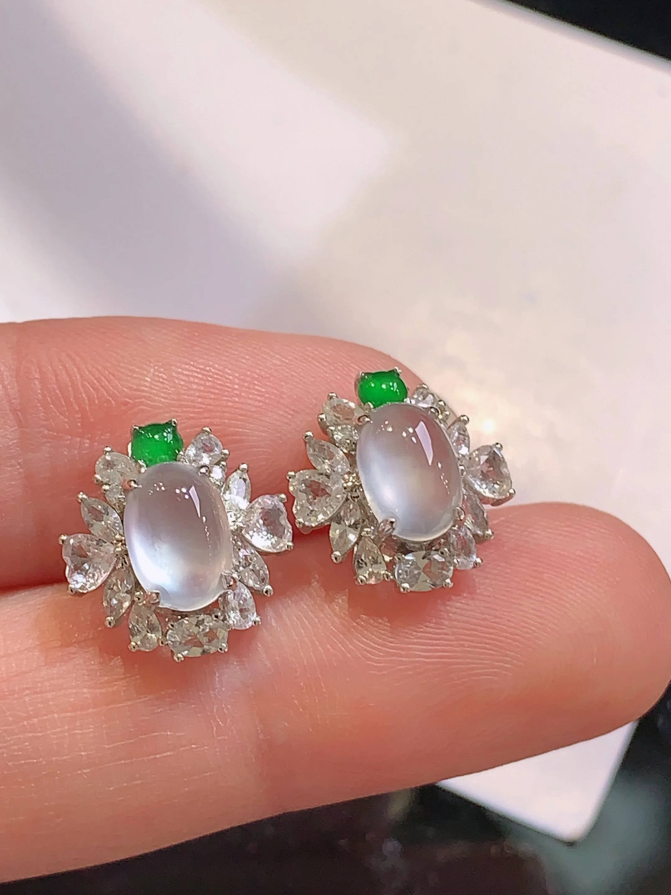 18k金钻镶嵌冰种蛋面耳钉 玉质细腻 色泽清新艳丽 整体尺寸12.3*12*7.3