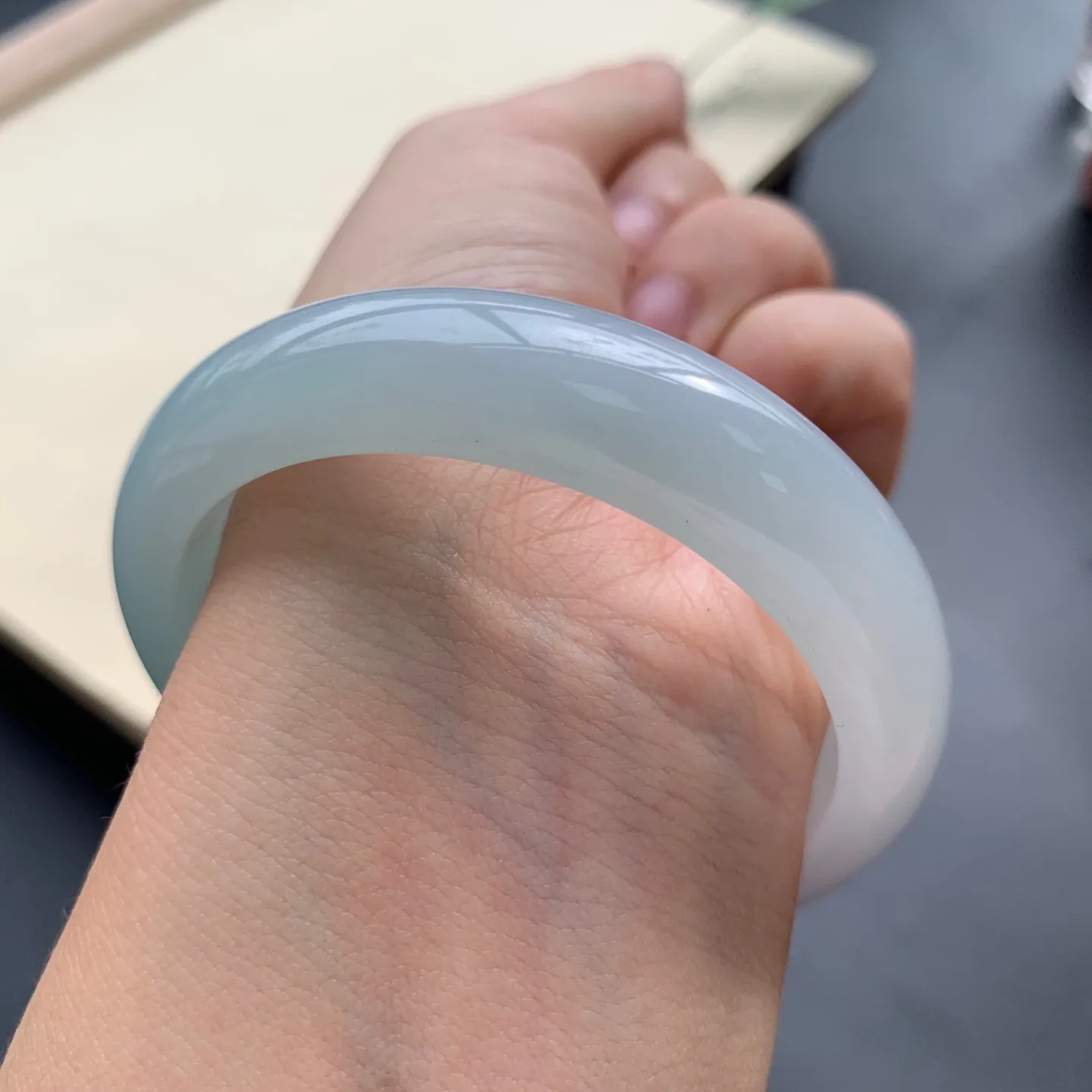 52圈口细糯正圈手镯 尺寸：52-12.5-7.8，无纹裂，细腻釉洁，清爽干净