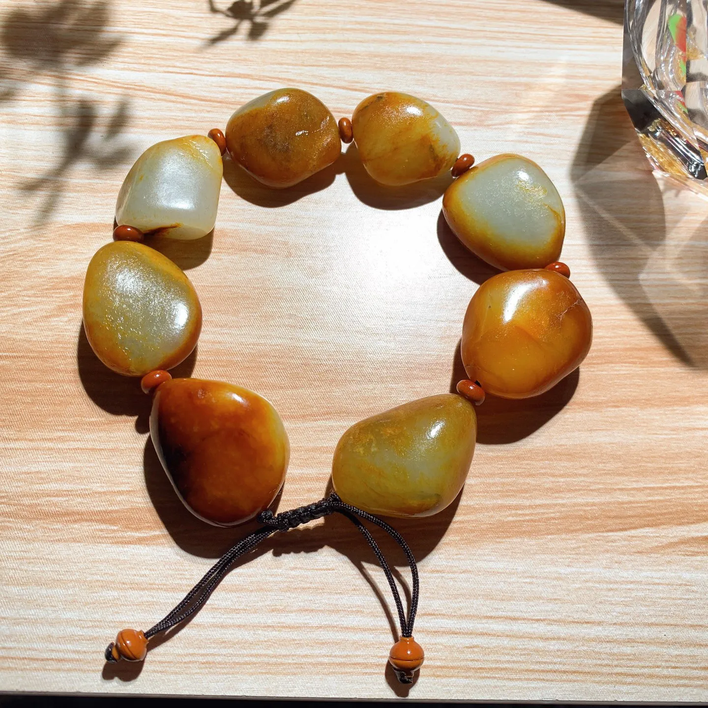 新疆和田玉籽料原石手串。单颗尺寸27/20/10重77.5克。玉质细腻油润。真籽真皮 ，手推出油。佩