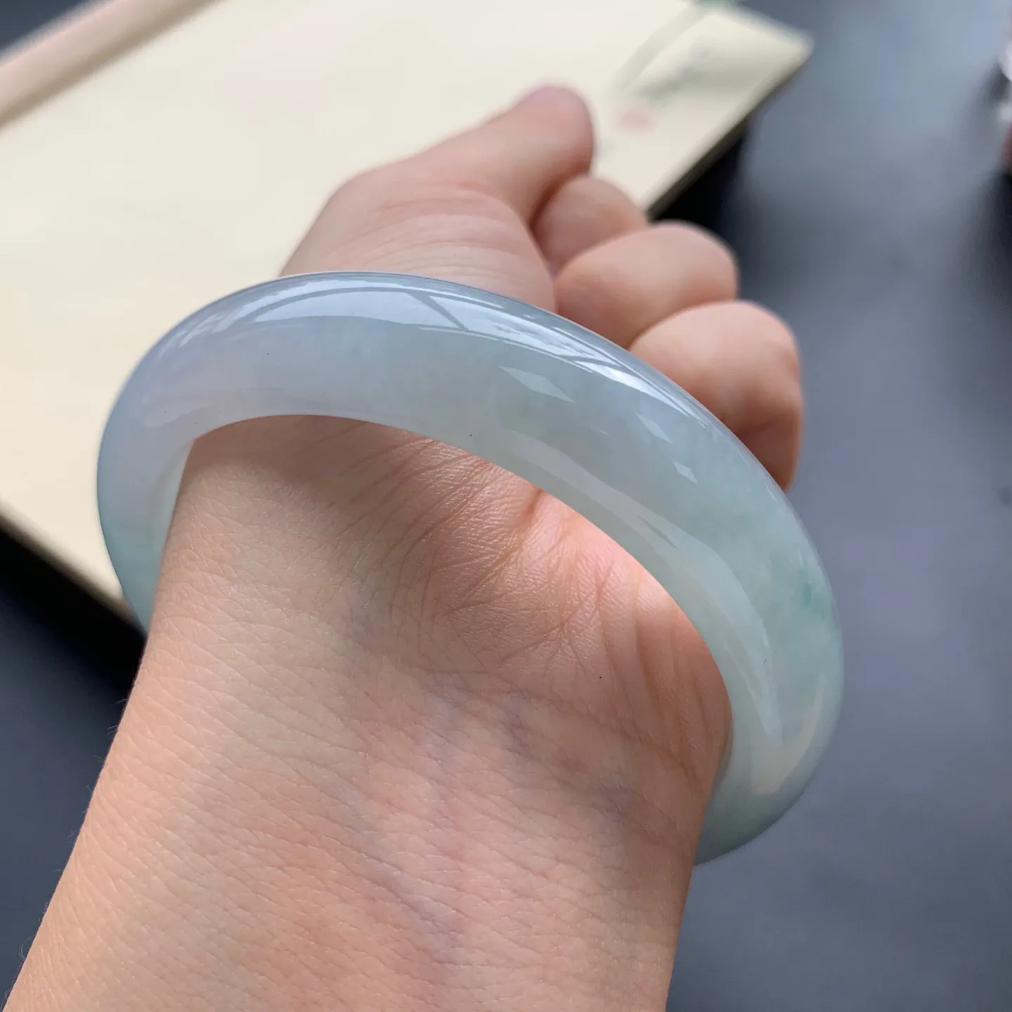 57圈口飘花正圈手镯 尺寸：57-13.8-8，无纹裂，细腻起胶，宽版大气