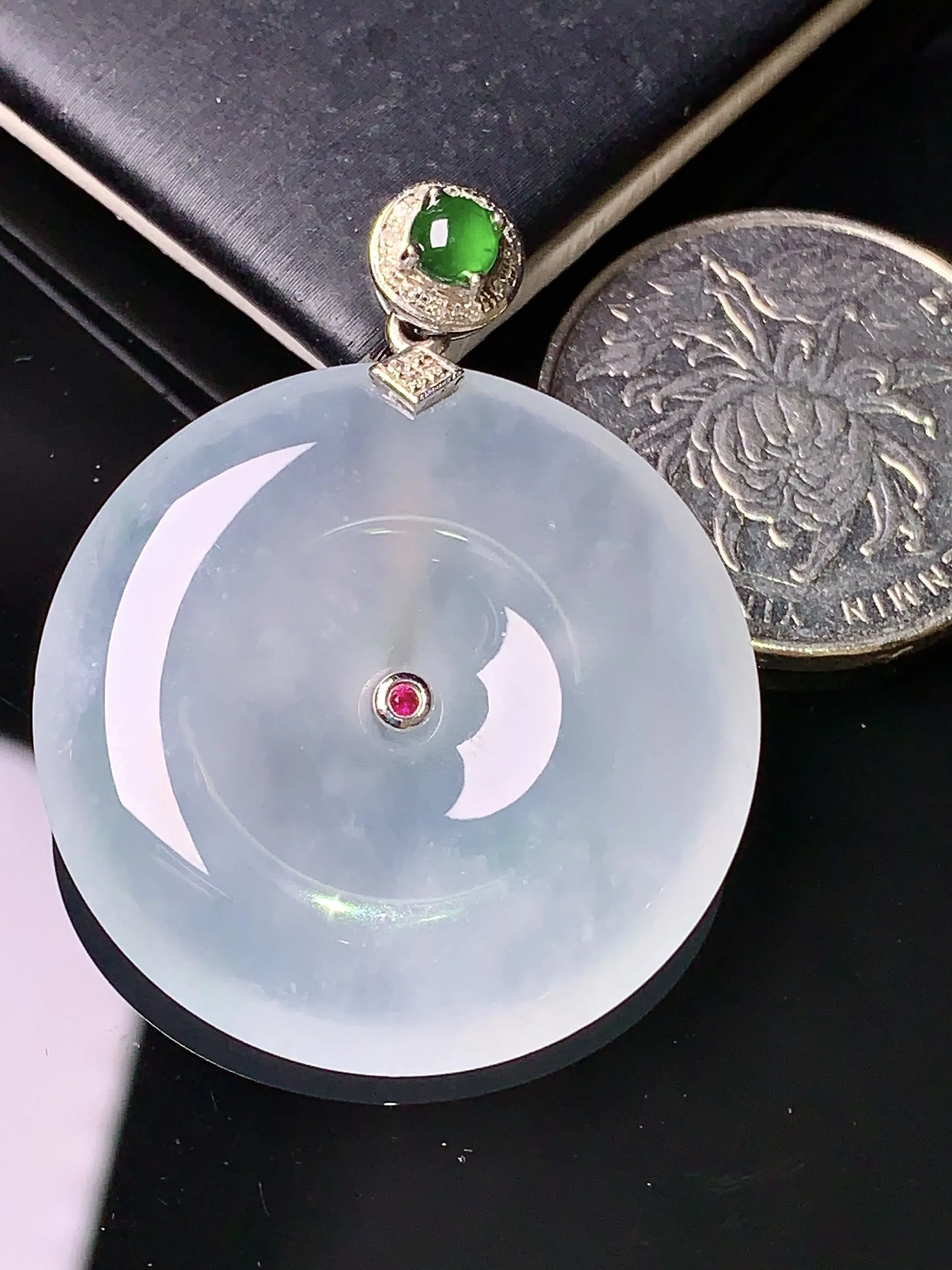 18k金镶嵌冰种平安扣吊坠 玉质细腻 色泽清新艳丽 整体尺寸39.2*31.3*6