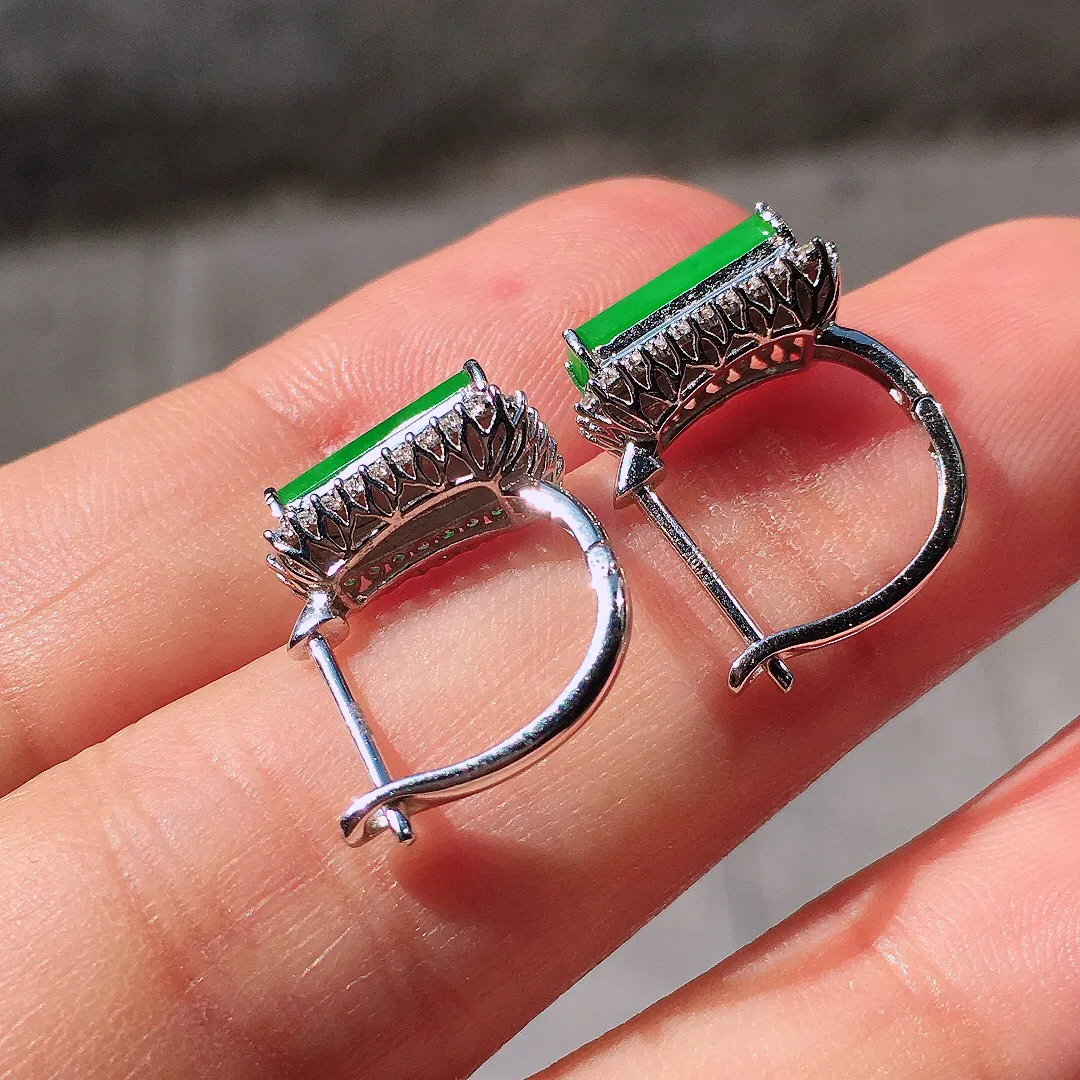 阳绿马鞍耳钉，色泽均匀艳丽，玉质细腻，荧光感超
强，饱满圆润，尽显优雅气质，18k
金豪华镶嵌