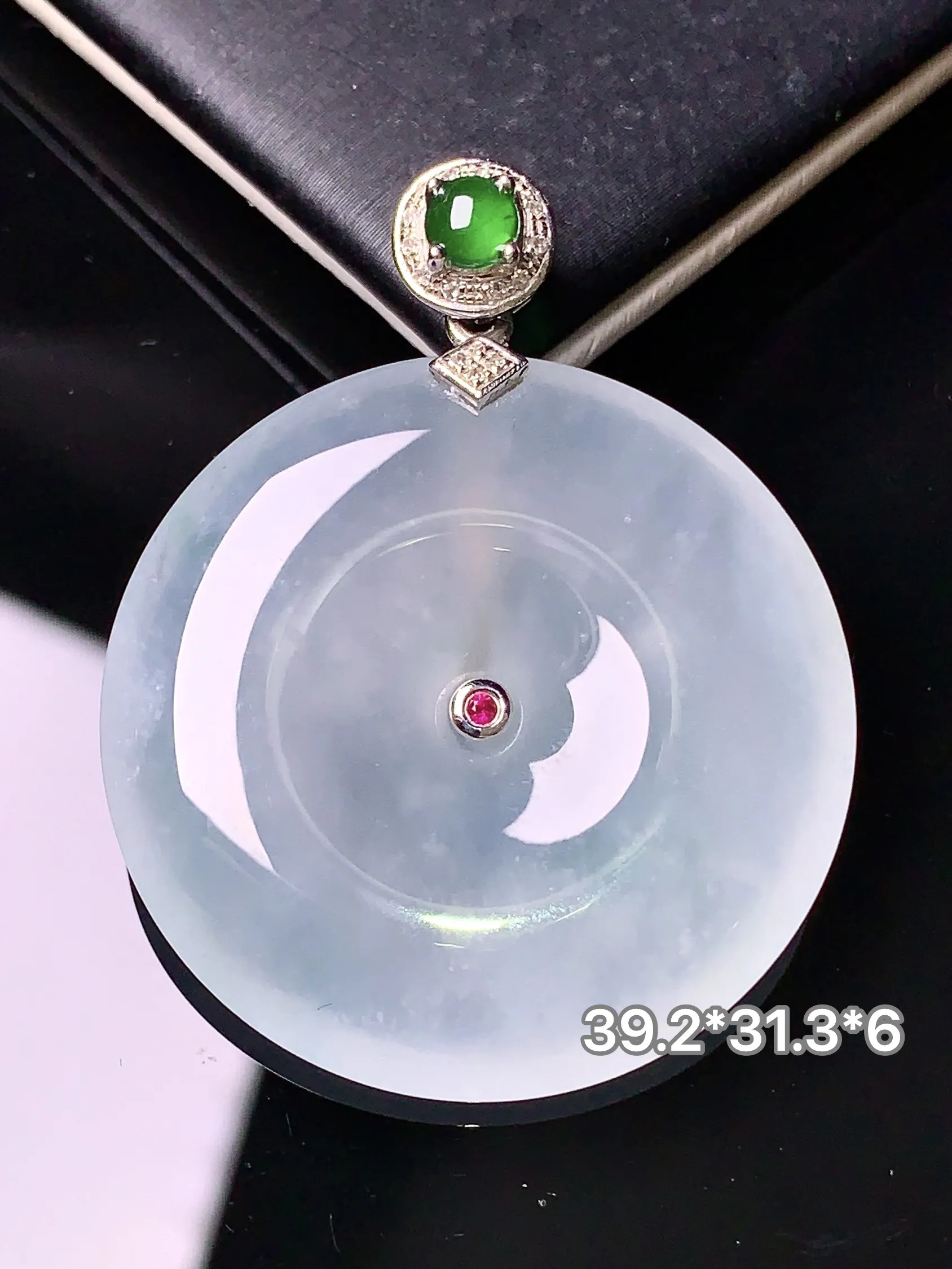 18k金镶嵌冰种平安扣吊坠 玉质细腻 色泽清新艳丽 整体尺寸39.2*31.3*6