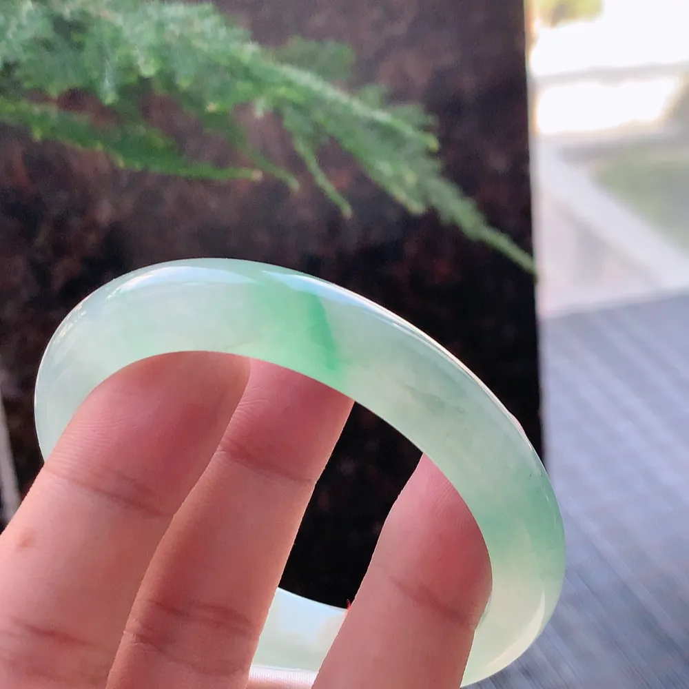 贵妃高冰阳绿 微皮纹 尺寸:56.1/48.1/11.5/8.2 种色兼备