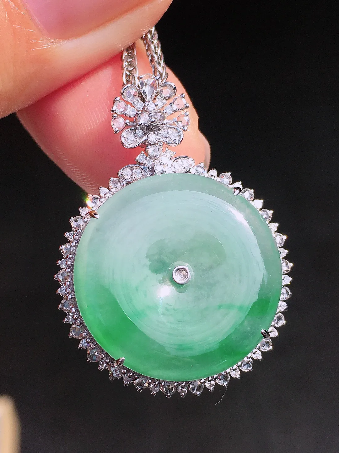 飘绿平安扣吊坠，色泽艳丽，玉质细腻，荧光感超
强，饱满圆润，尽显优雅气质，18k
金豪华镶嵌