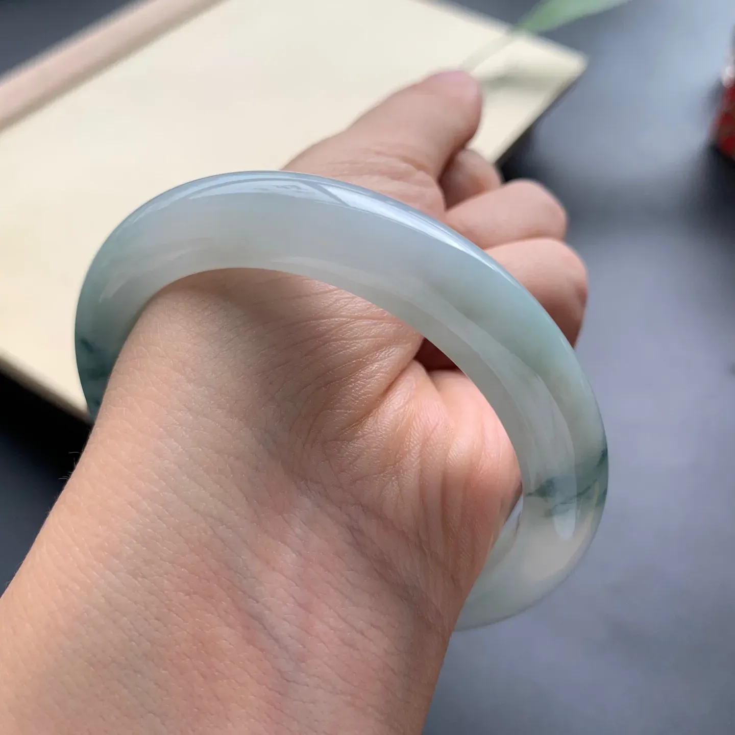 55.3圈口飘花正圈手镯 尺寸：55.3-10.6-9，无纹裂，细腻光滑，花色浓郁