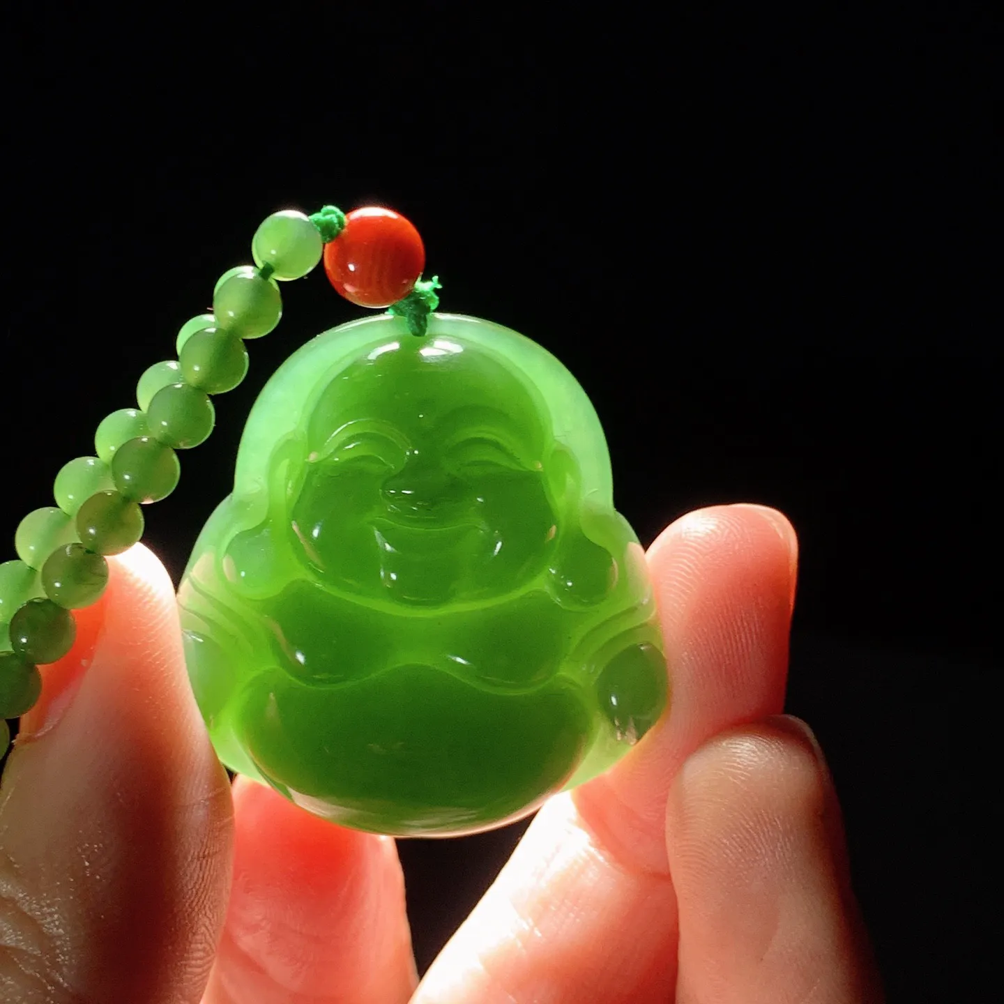 和田玉阳绿俄罗斯碧玉佛引福来挂件。尺寸34/34/10重32克。玉质细腻油润。手推出油。佩戴高端典雅。lt251114