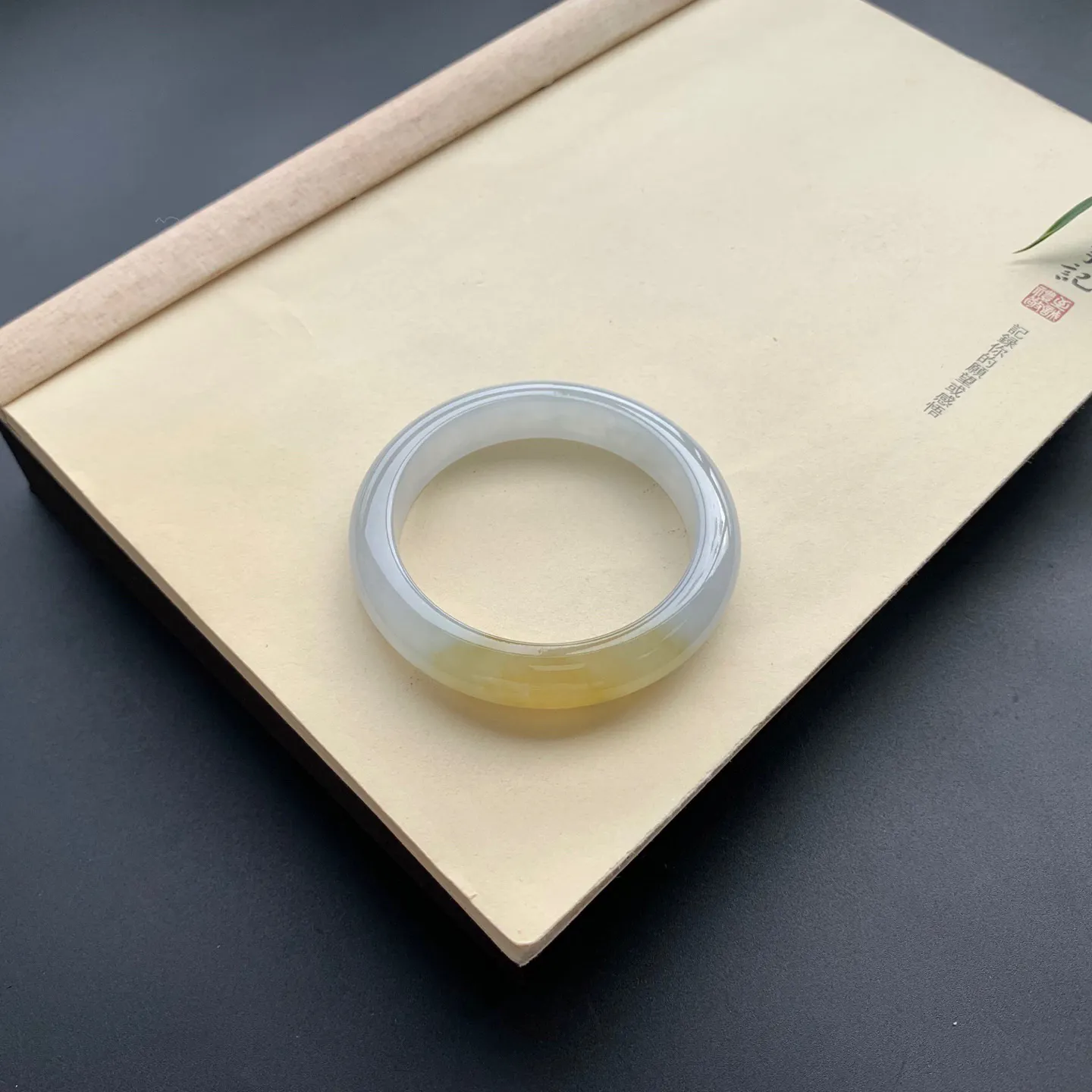 56圈口冰种飘黄翡正圈手镯 尺寸：56-12.3-9，无纹裂，水润起胶，优雅迷人