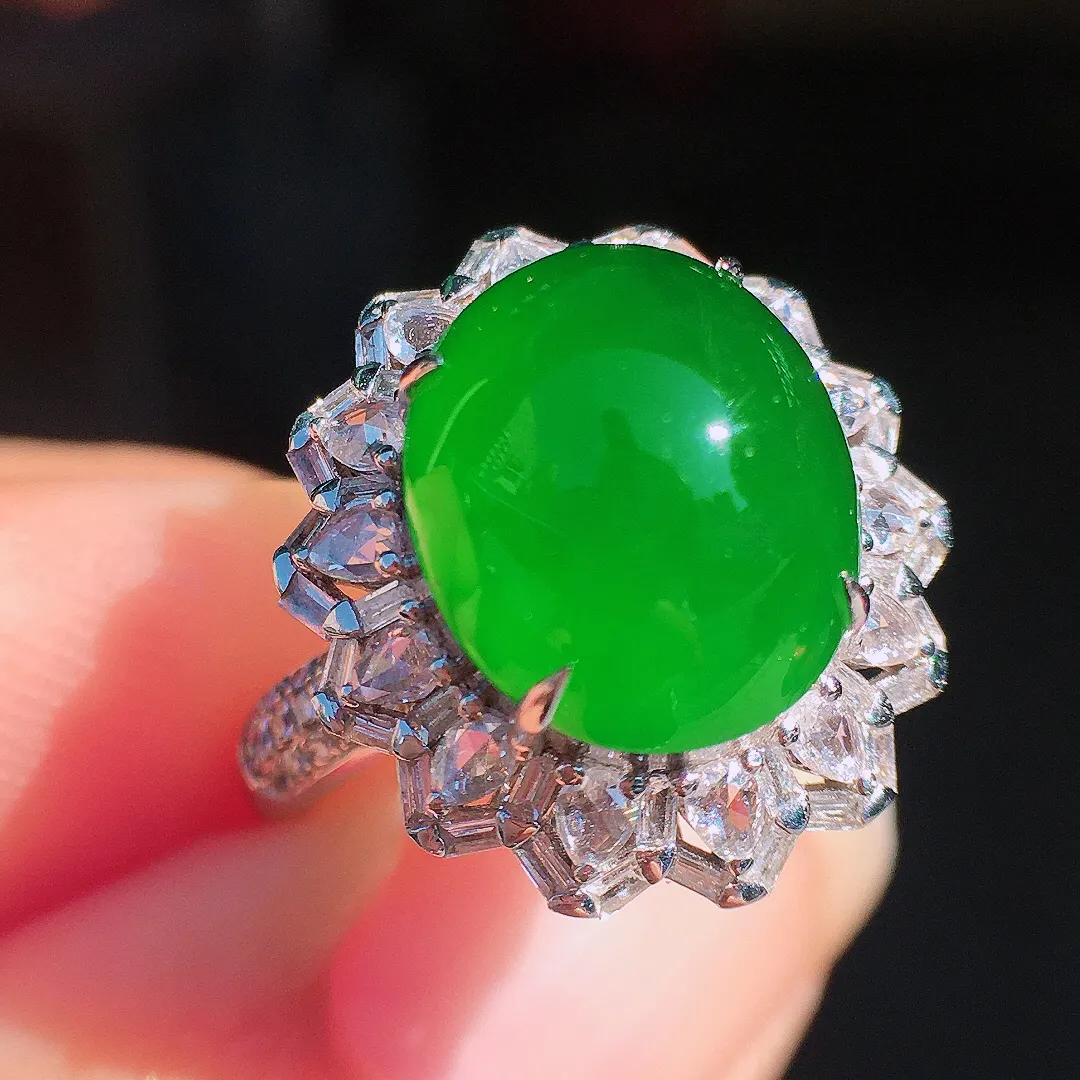 满绿蛋面戒指，色泽均匀浓郁，玉质细腻，荧光感超
强，饱满圆润，尽显优雅气质，18k
金豪华镶嵌