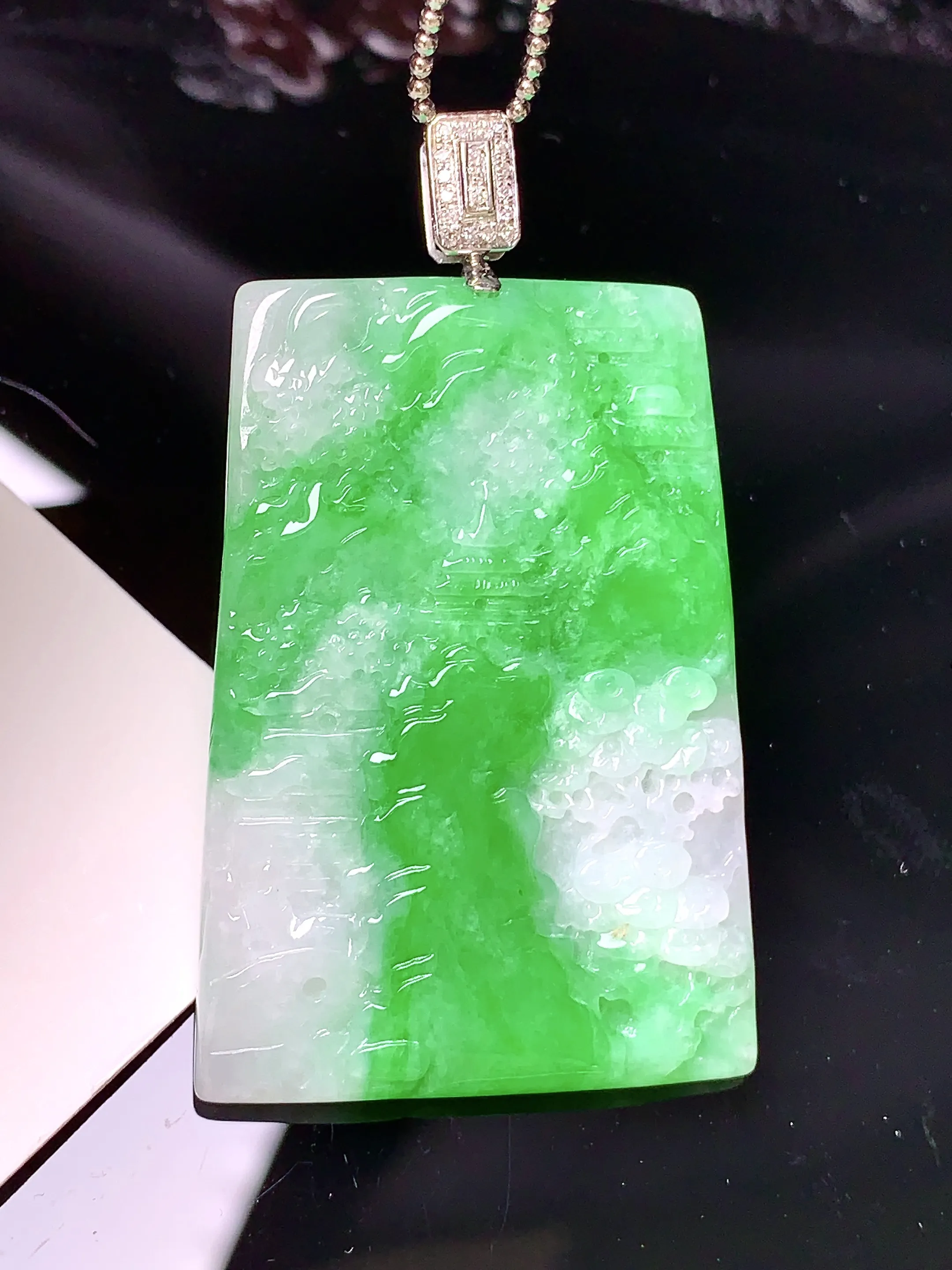 18k金钻镶嵌翠绿山水牌吊坠 玉质细腻 色泽清新艳丽 整体尺寸48.5*28.5*3.6