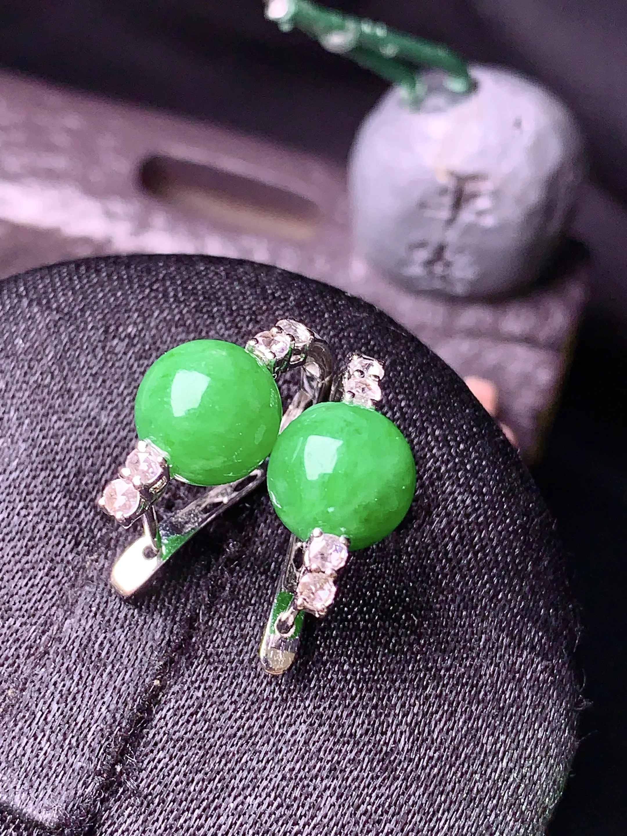 18k金钻镶嵌翠绿圆珠耳钉 玉质细腻 色泽清新艳丽 整体尺寸7.8