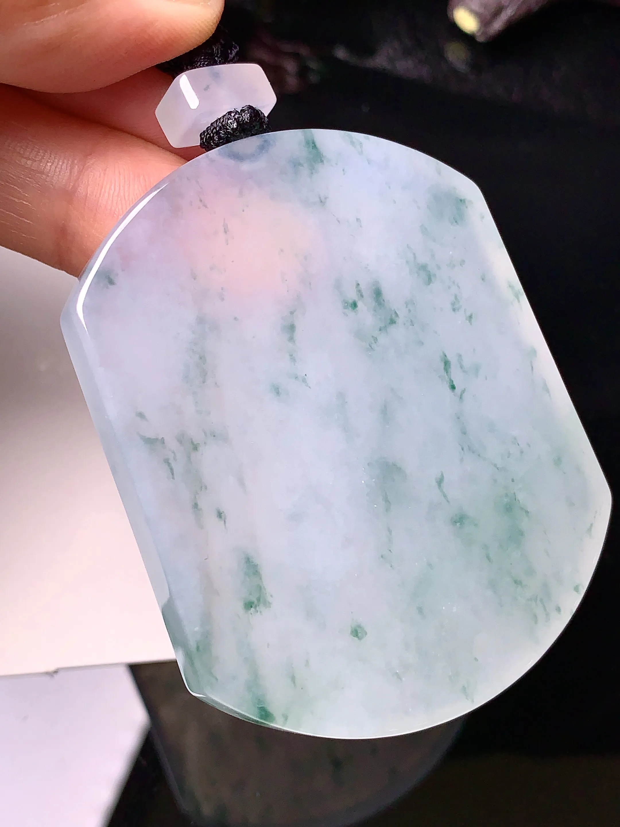 冰种飘花无事牌吊坠 玉质细腻 色泽清新艳丽 整体尺寸56.6*46*6.5