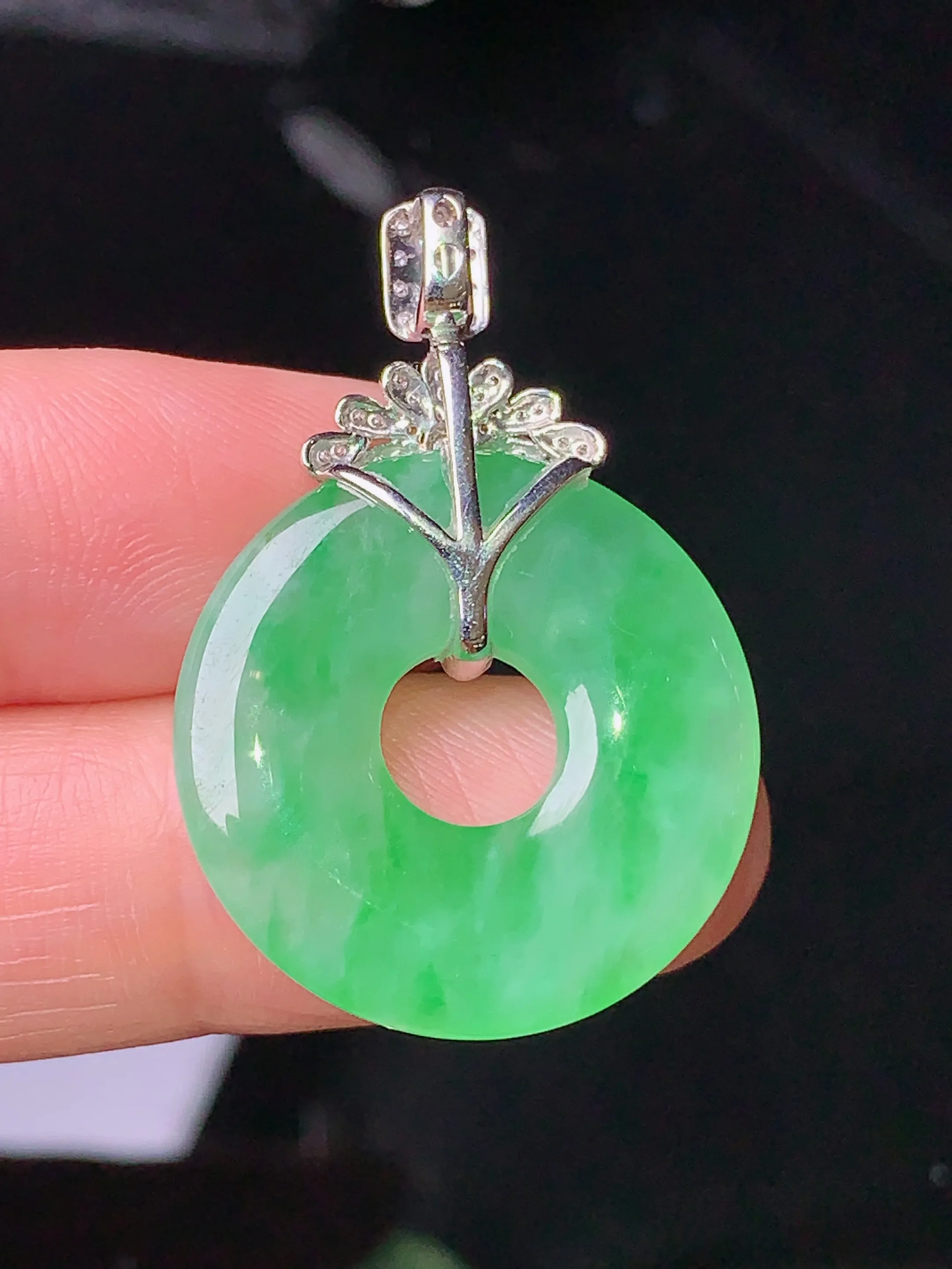 18k金钻镶嵌翠绿平安环吊坠 玉质细腻 色泽清新艳丽 整体尺寸34*23.3*3.7